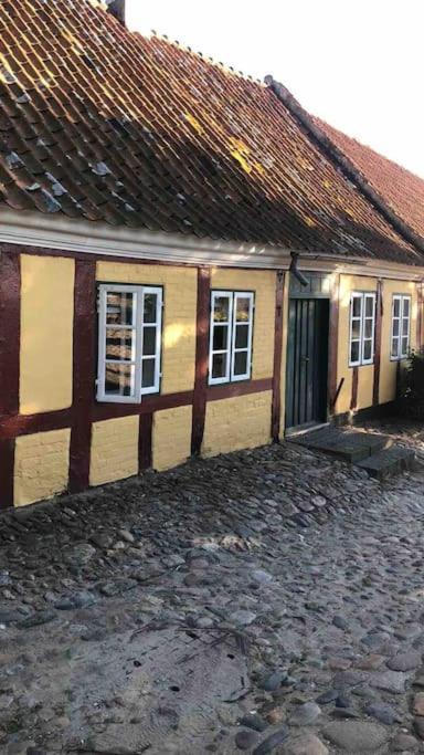Idyllisk, historisk byhus ved fjorden i Mariager