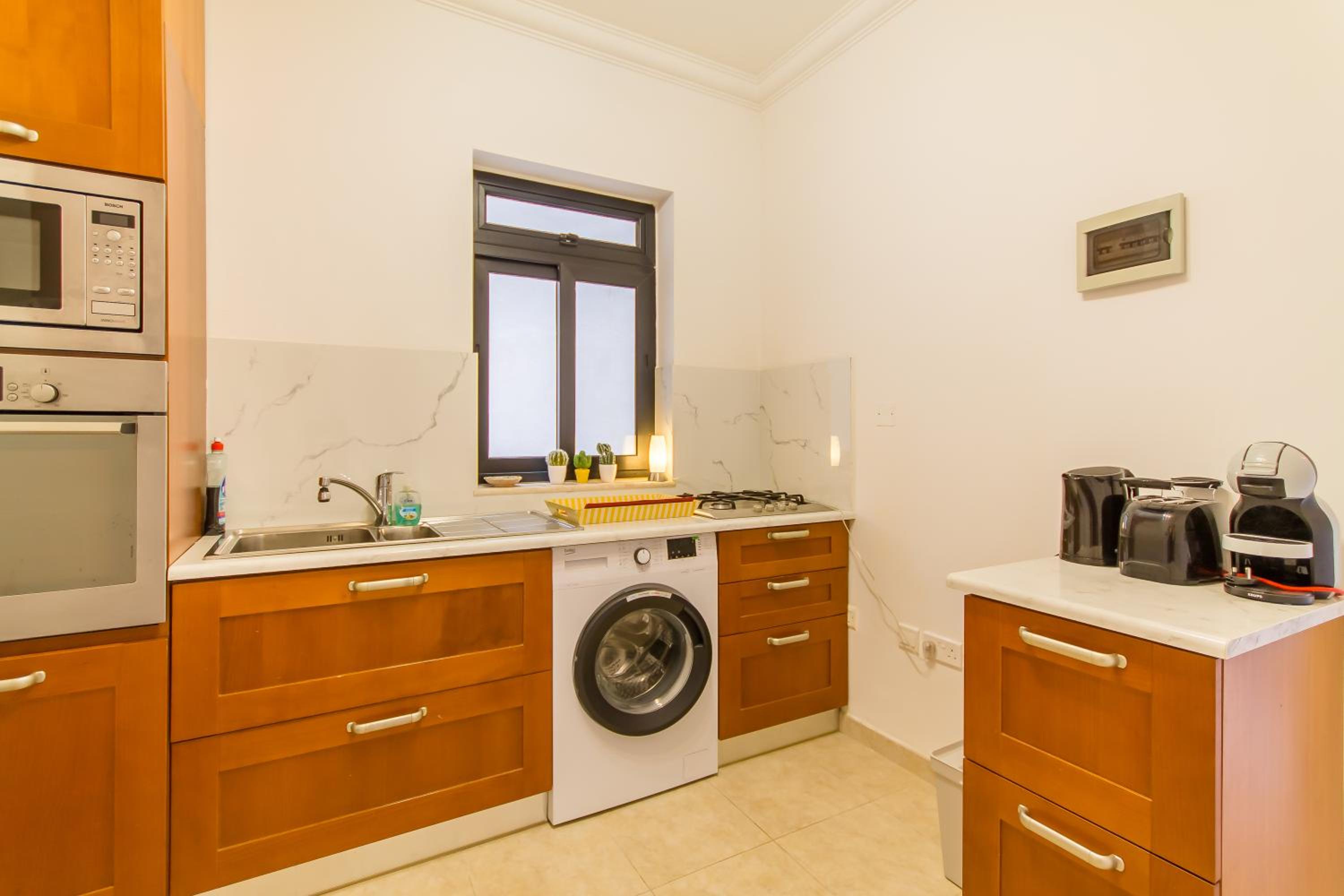 A Lovely Apart By The Sea Sliema - Happy Rentals view 5