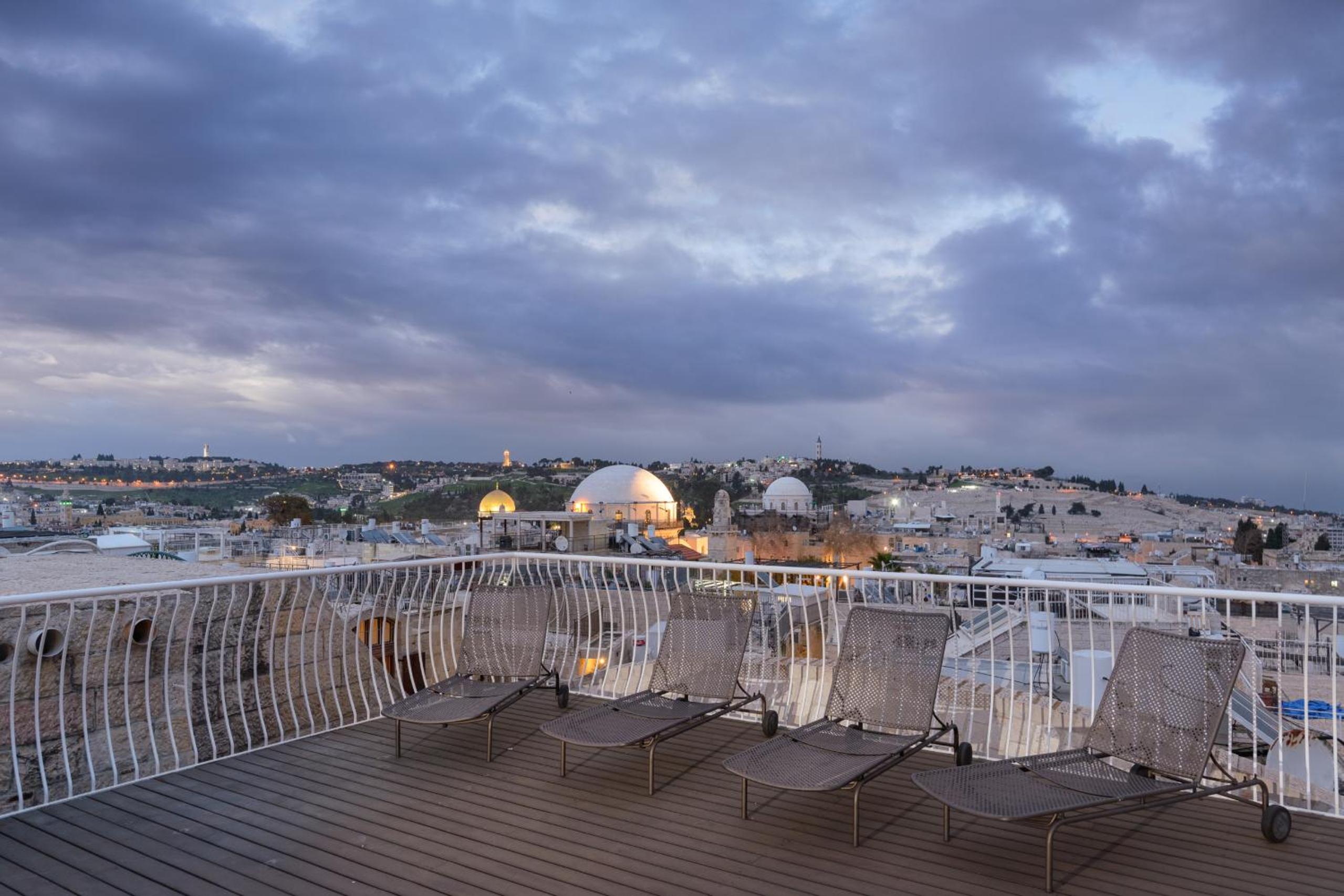 Old City Luxury Duplex with Rooftop by FeelHome
