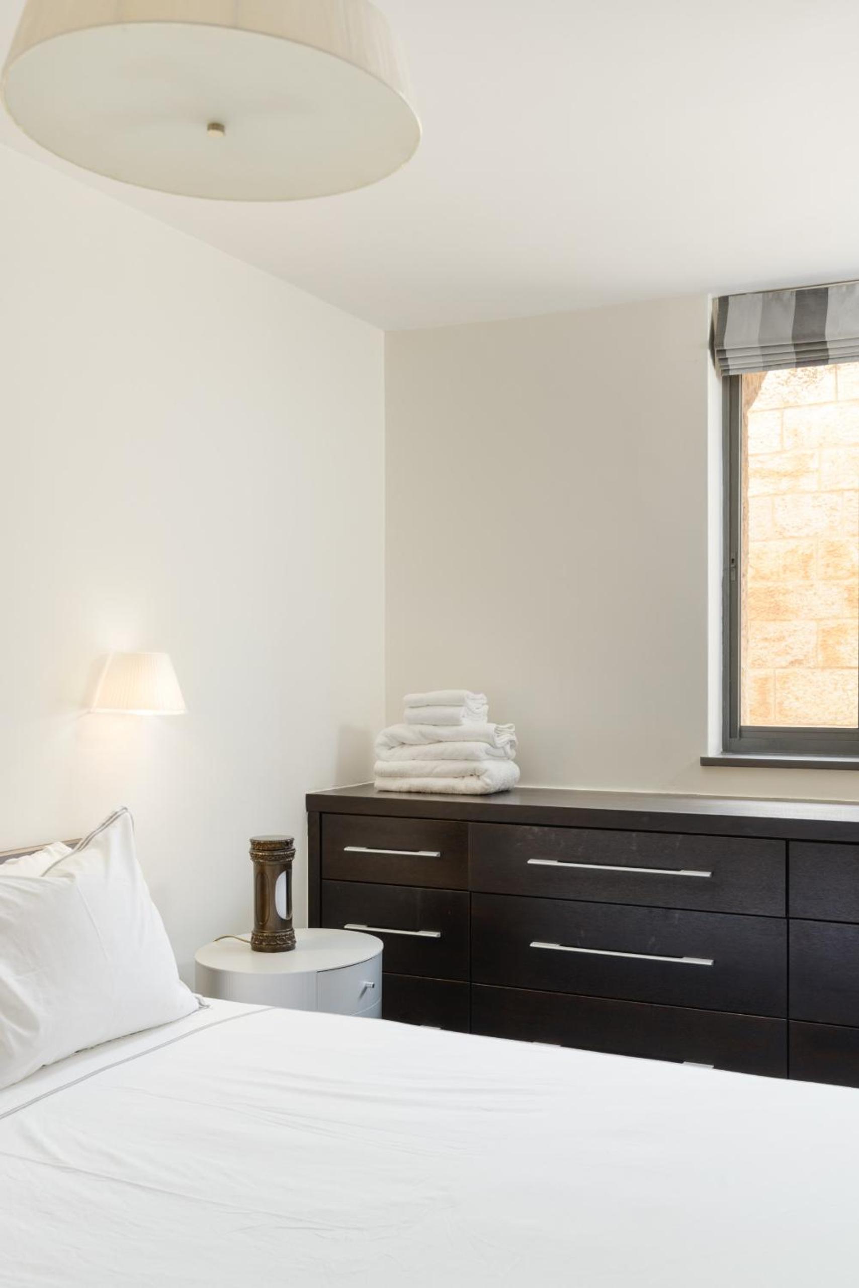 Old City Luxury Duplex with Rooftop by FeelHome