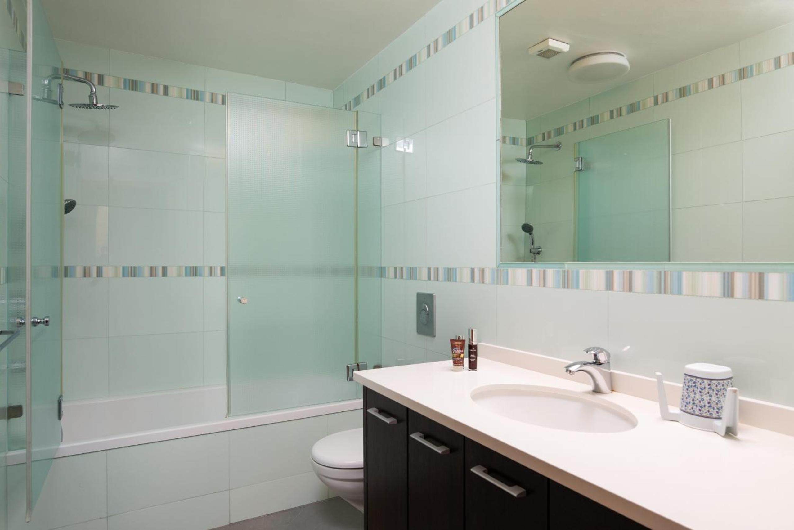 Old City Luxury Duplex with Rooftop by FeelHome