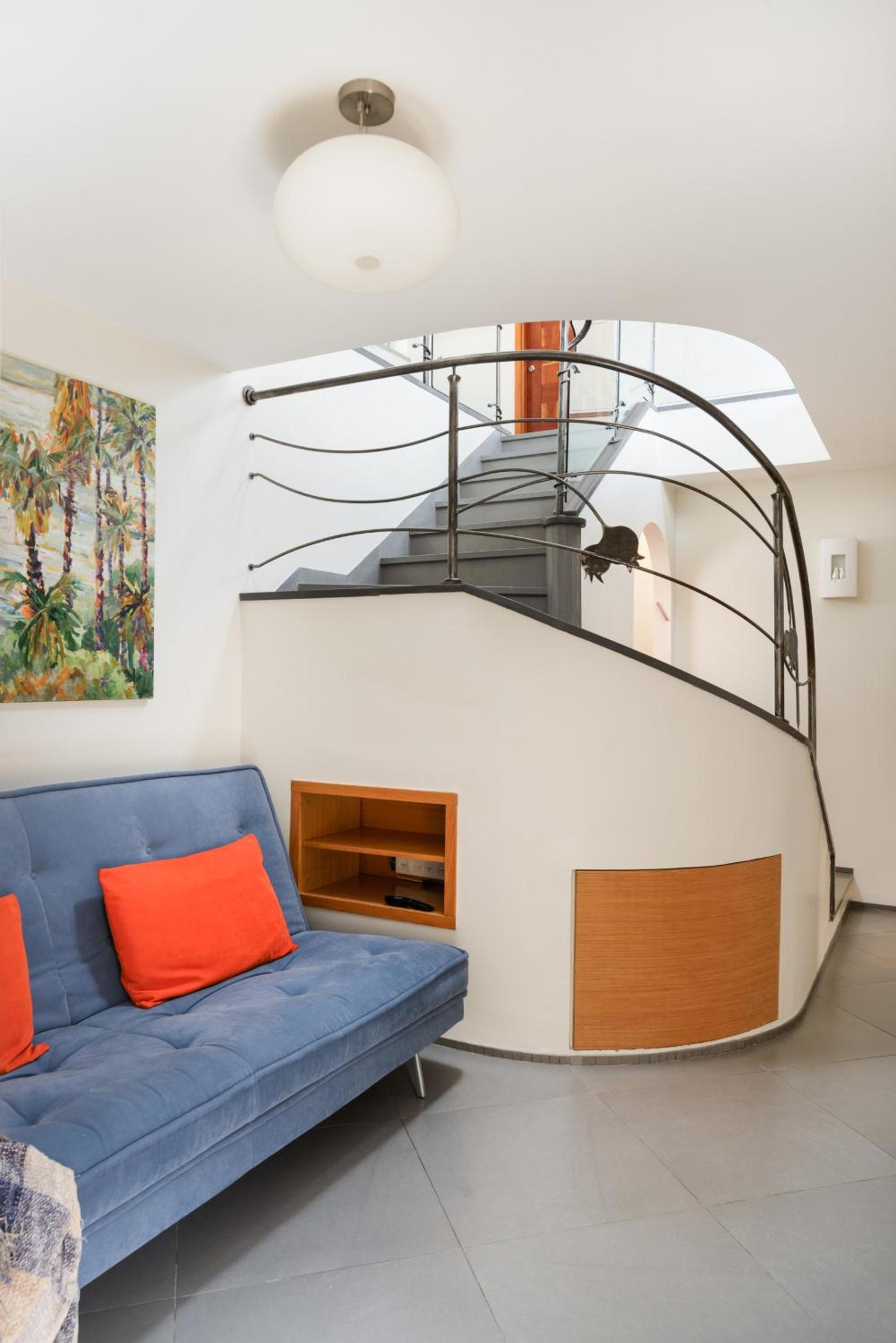 Old City Luxury Duplex with Rooftop by FeelHome