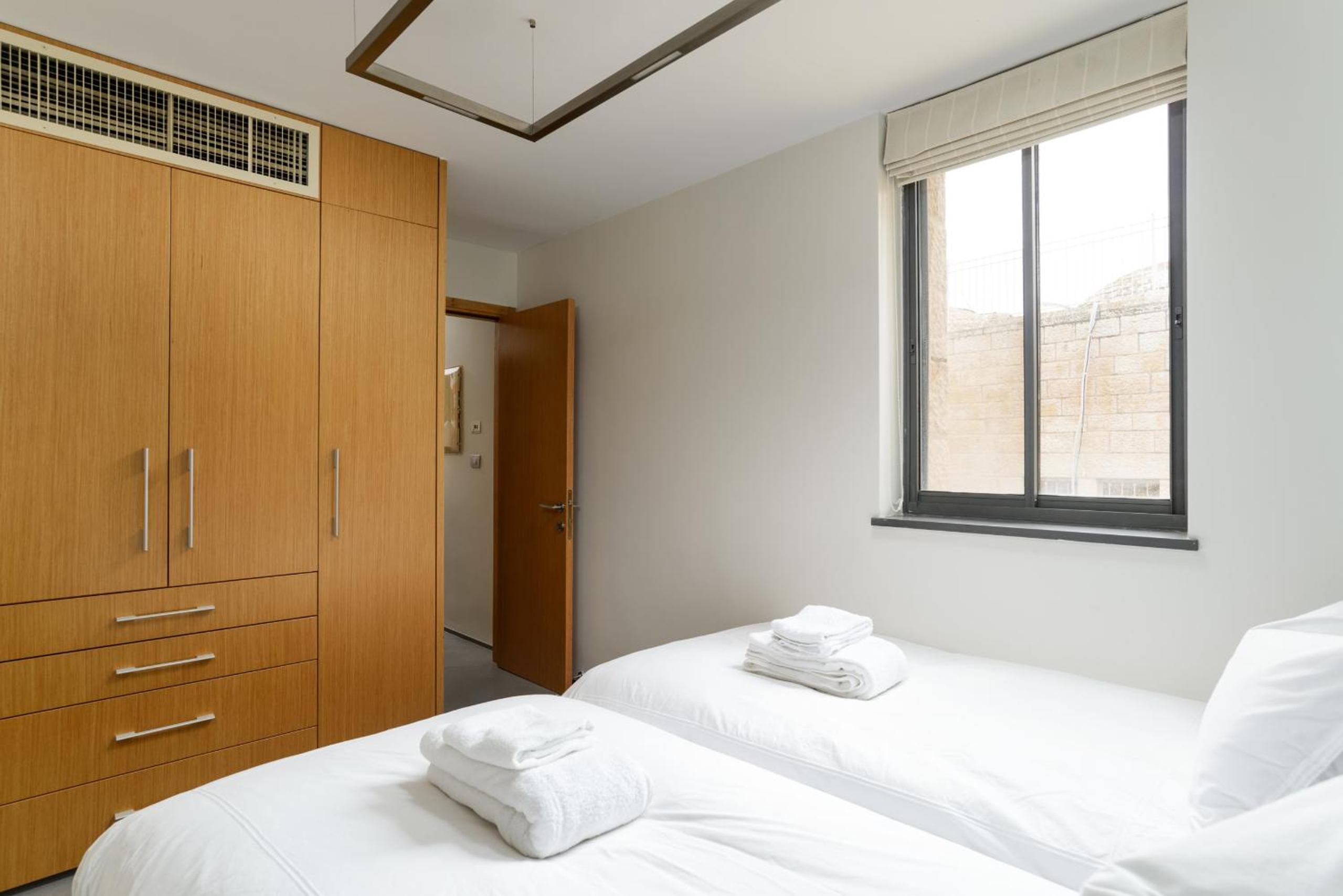 Old City Luxury Duplex with Rooftop by FeelHome