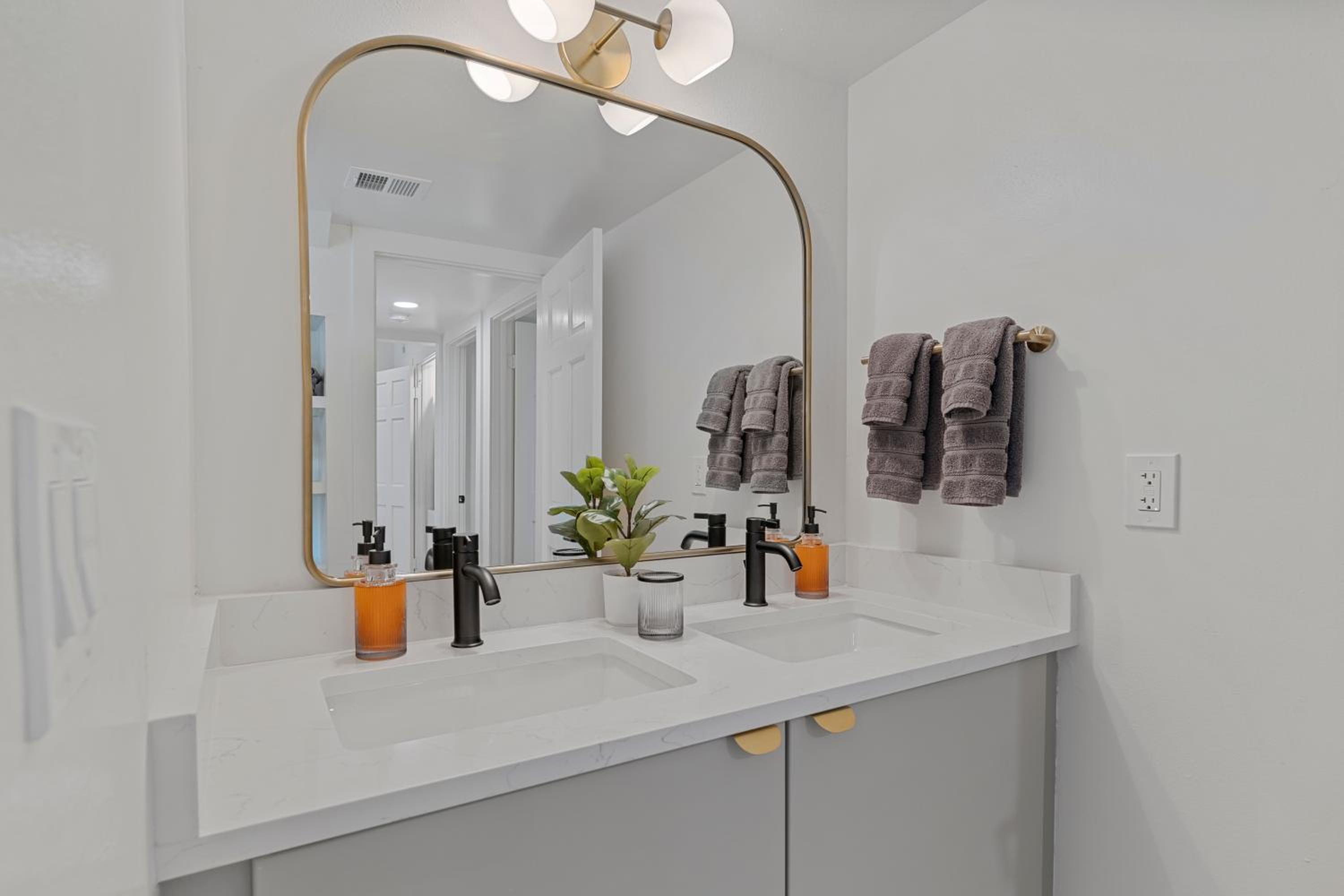 Luxurious Uptown Phoenix Townhome Perfect Location and Family Friendly view 2