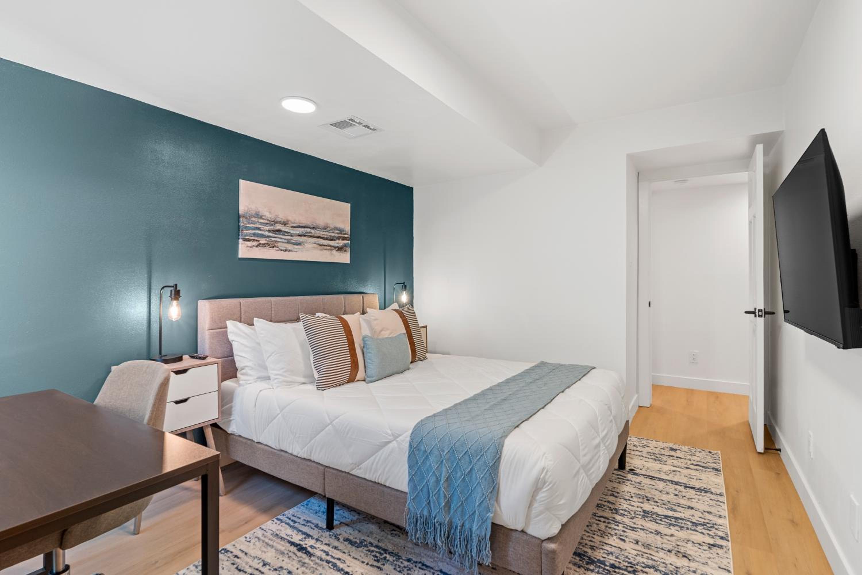 Luxurious Uptown Phoenix Townhome Perfect Location and Family Friendly view 5