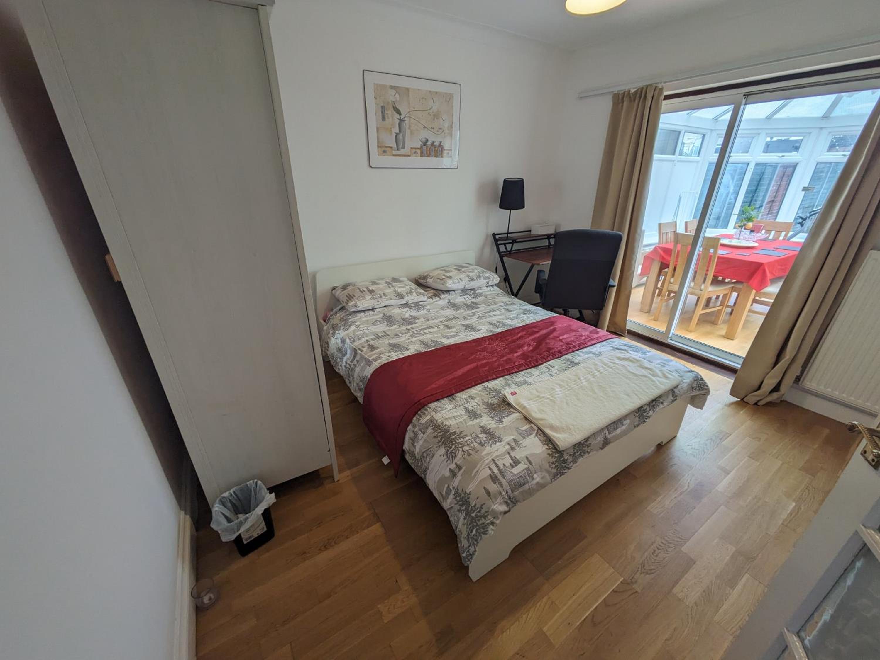 Cosy relaxing 4 bed Home with 2 parking Space view 4
