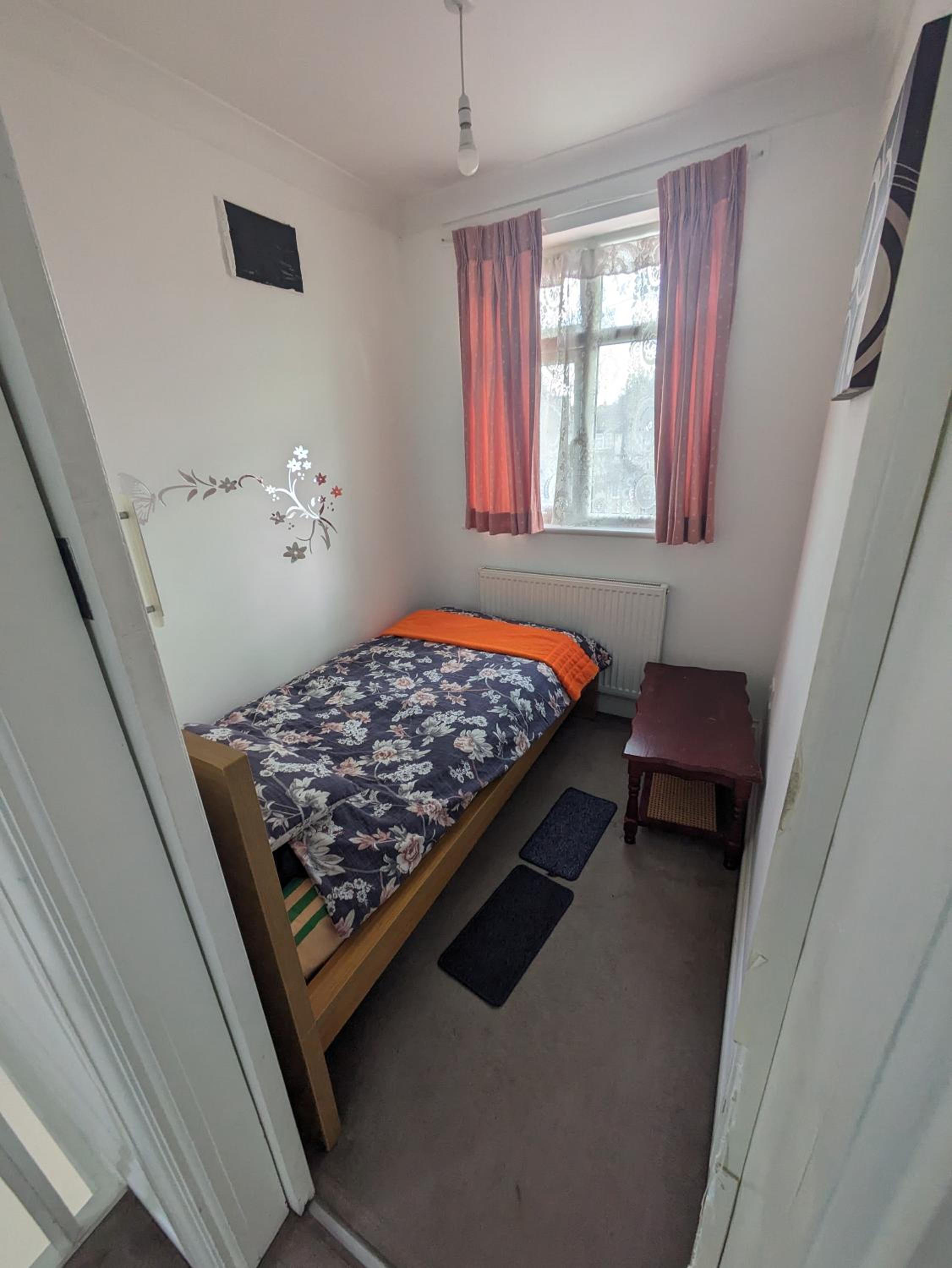 Cosy relaxing 4 bed Home with 2 parking Space view 3