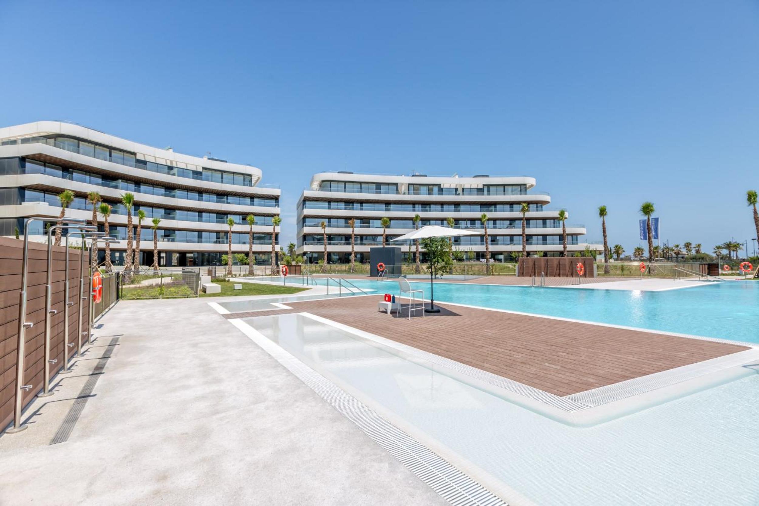 ViVi Homes - Rembrandt Pool, Sauna, Gym & Sea View