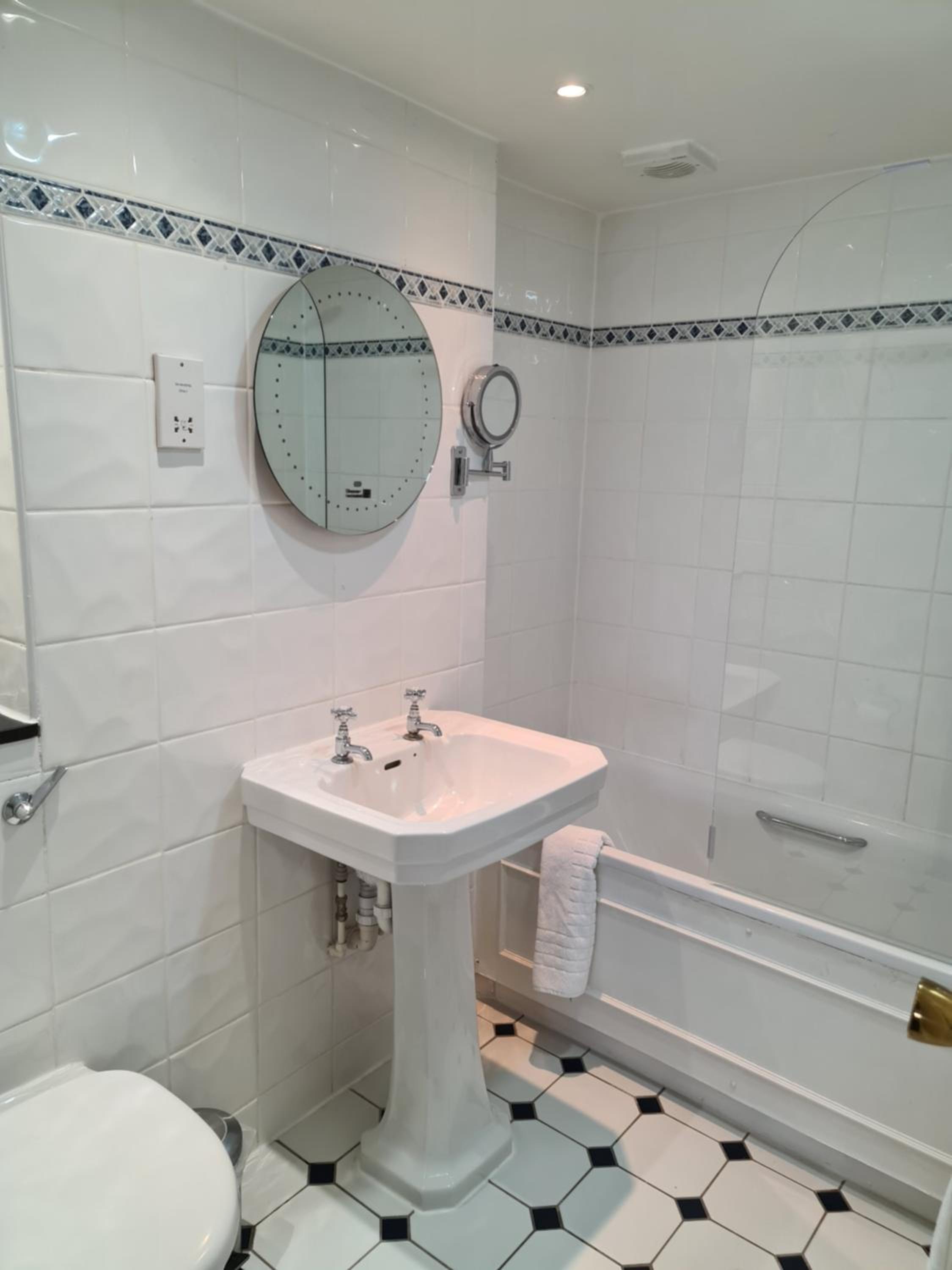 Walsall Vacations - Barons Court Hotel Walsall - Property Image 1