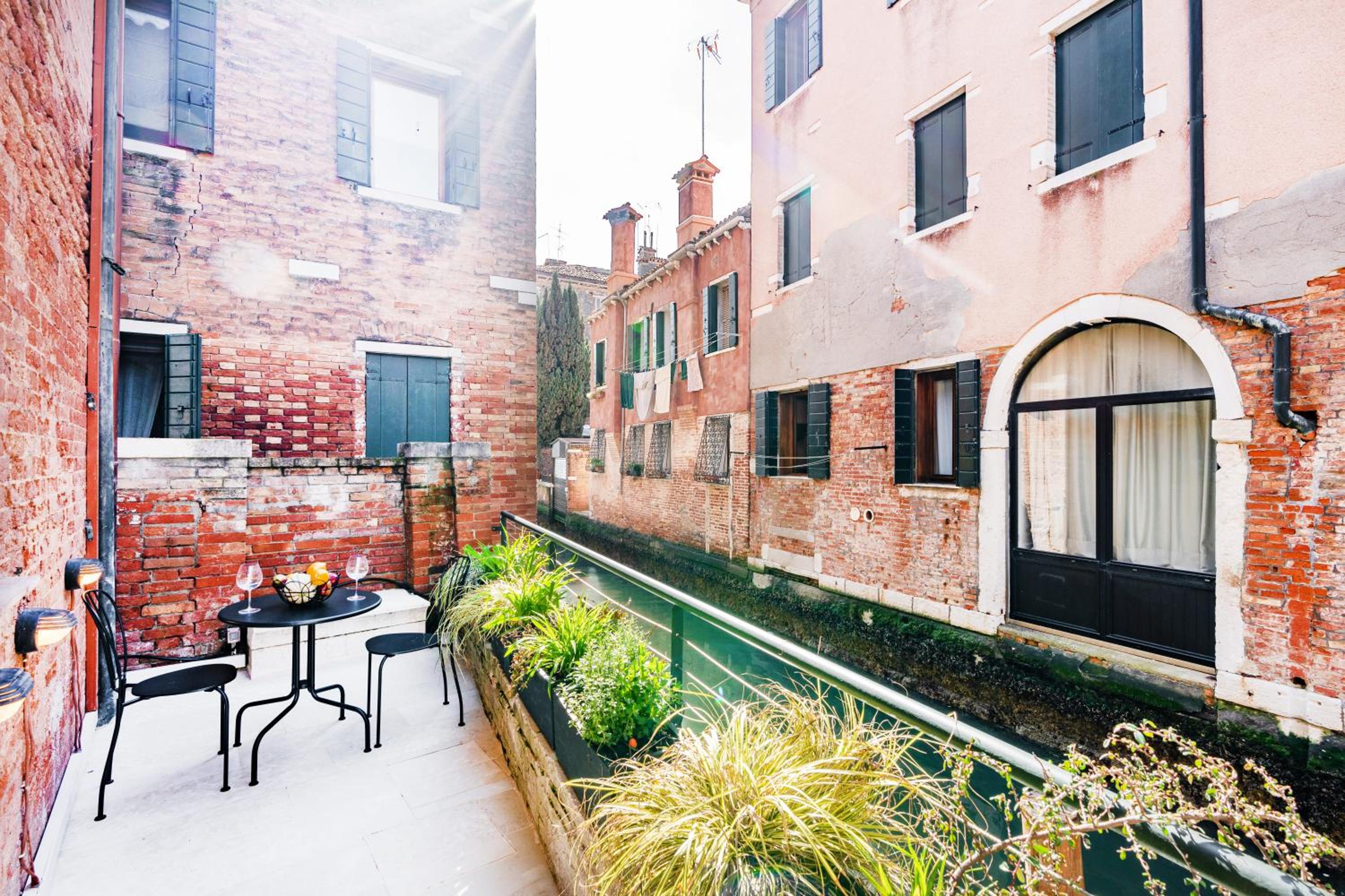 Appartamento di lusso con terrazza sull'acqua