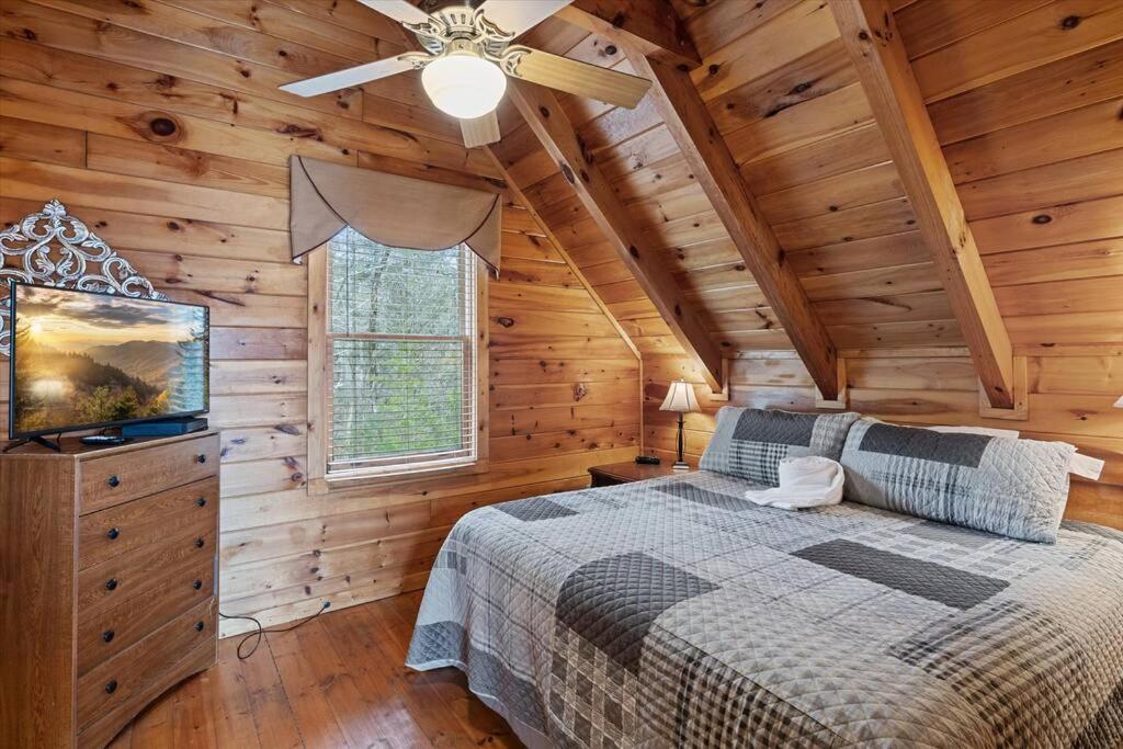 Great Location Hot tub Forest view KingBeds Arcade view 5