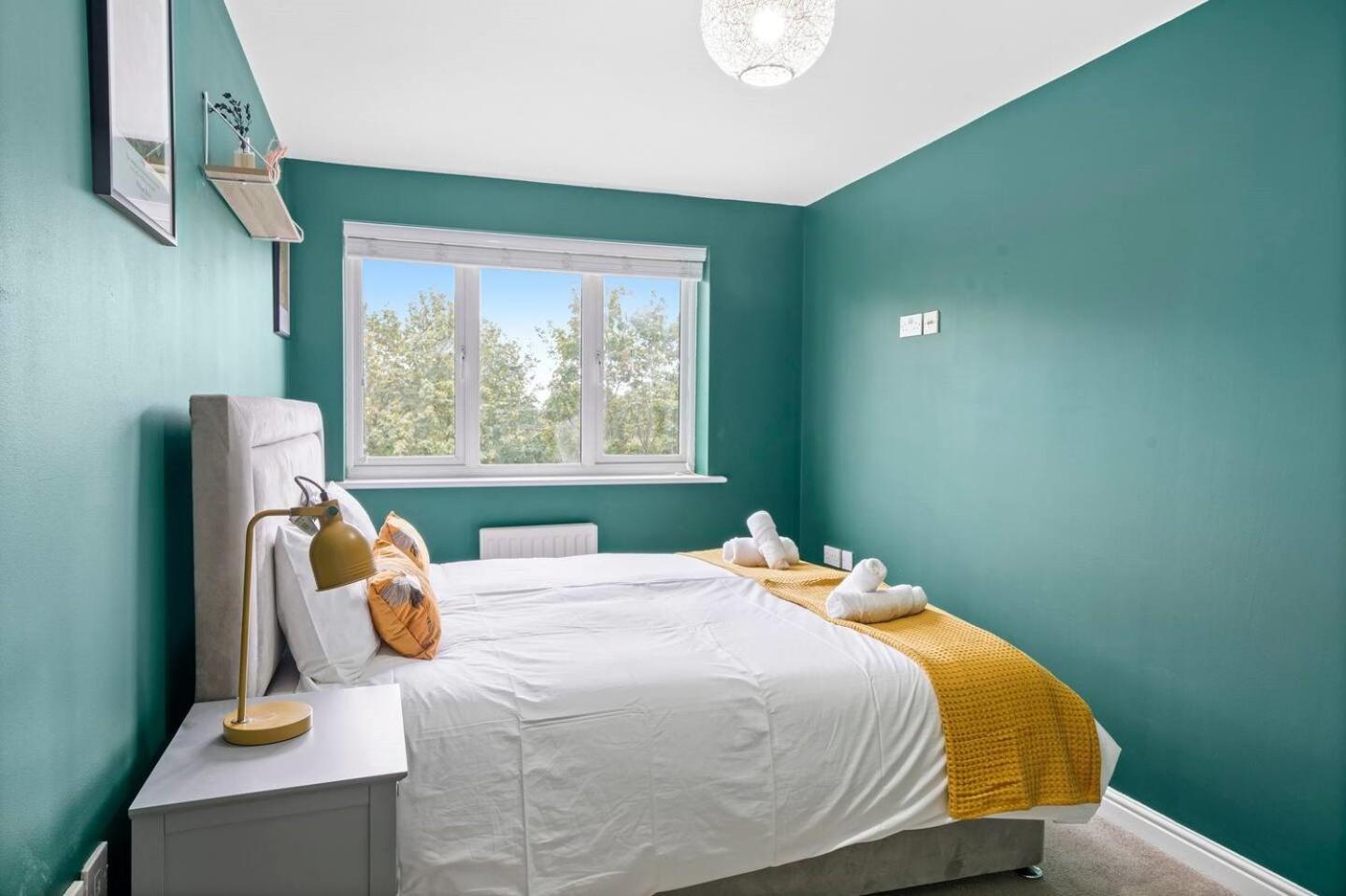 Entire 2 Bedroom Luxury Apartment with Free Parking