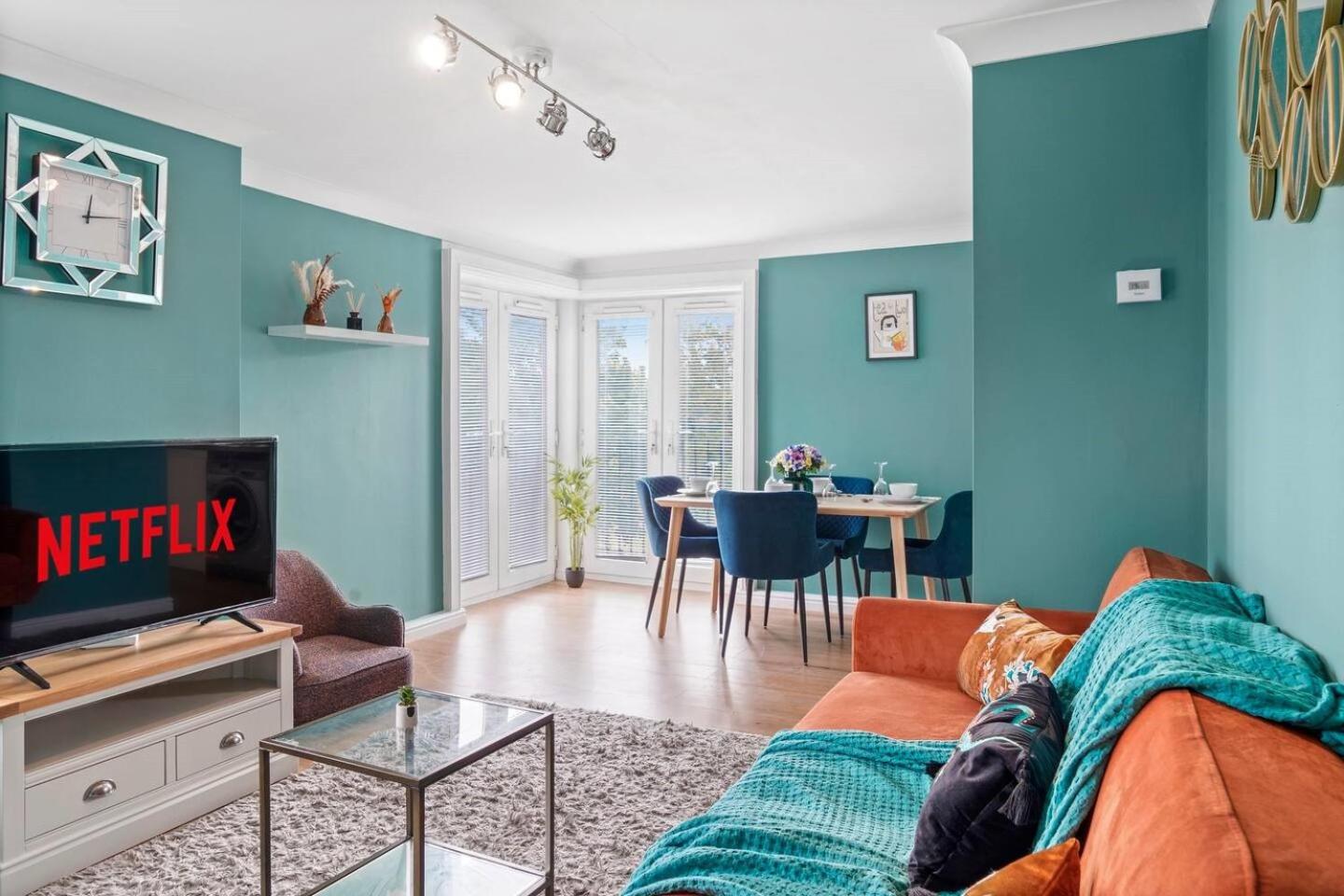 Entire 2 Bedroom Luxury Apartment with Free Parking