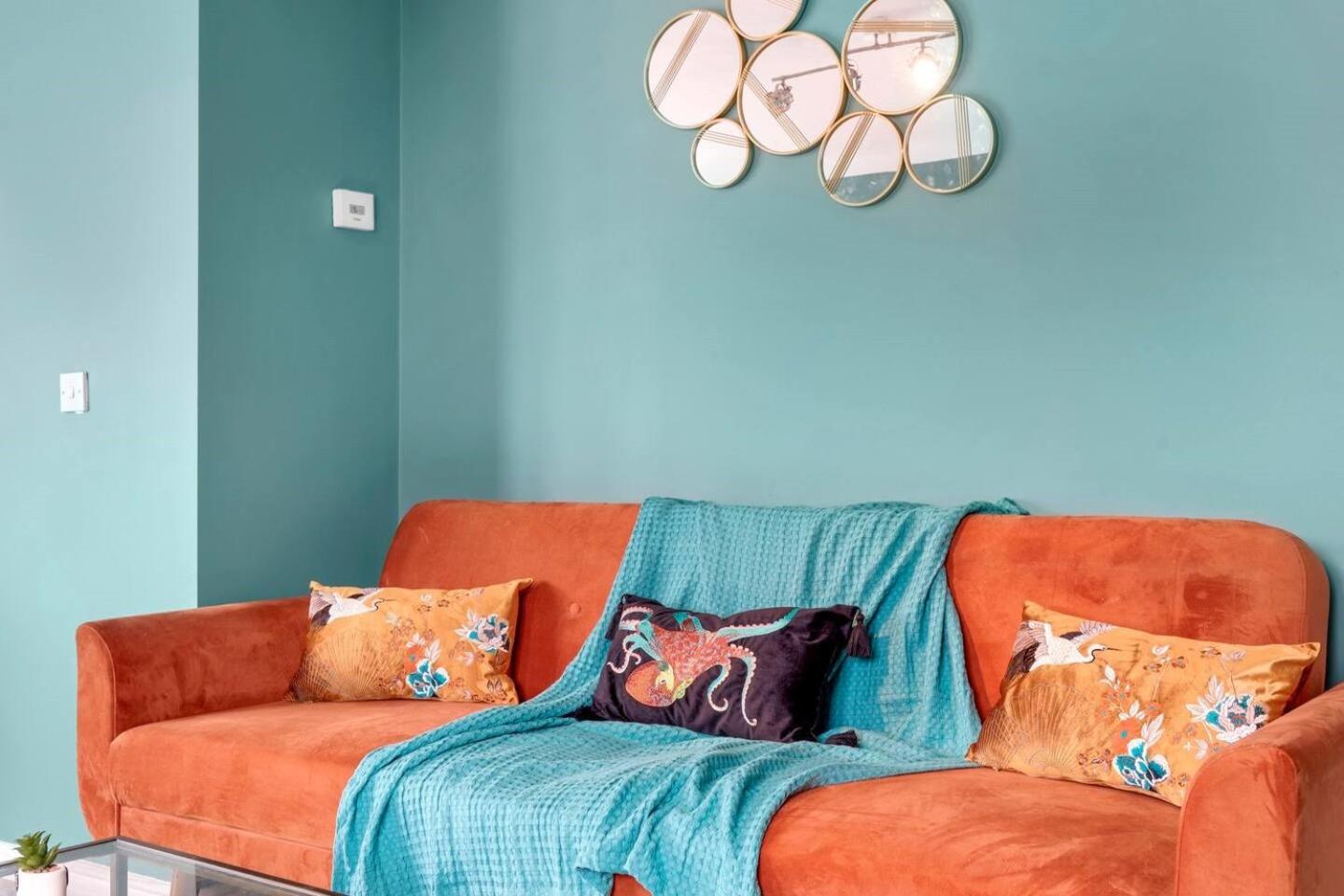Entire 2 Bedroom Luxury Apartment with Free Parking