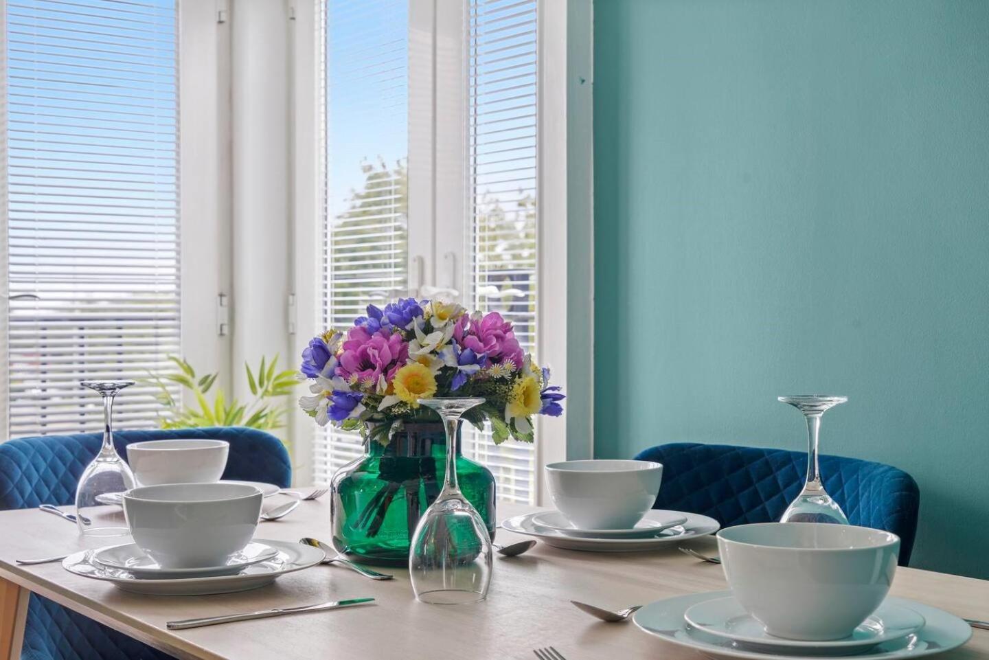 Entire 2 Bedroom Luxury Apartment with Free Parking