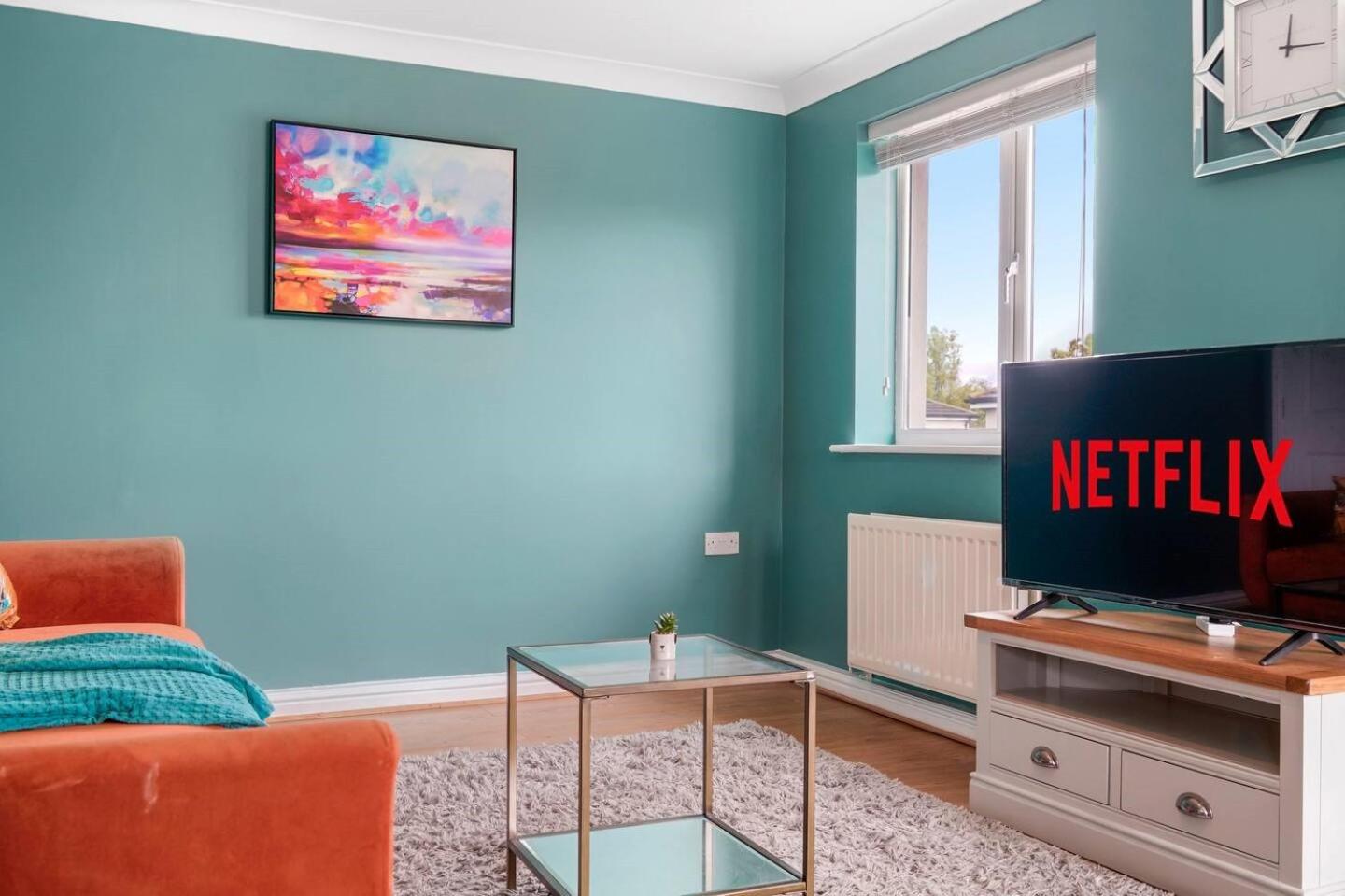 Entire 2 Bedroom Luxury Apartment with Free Parking