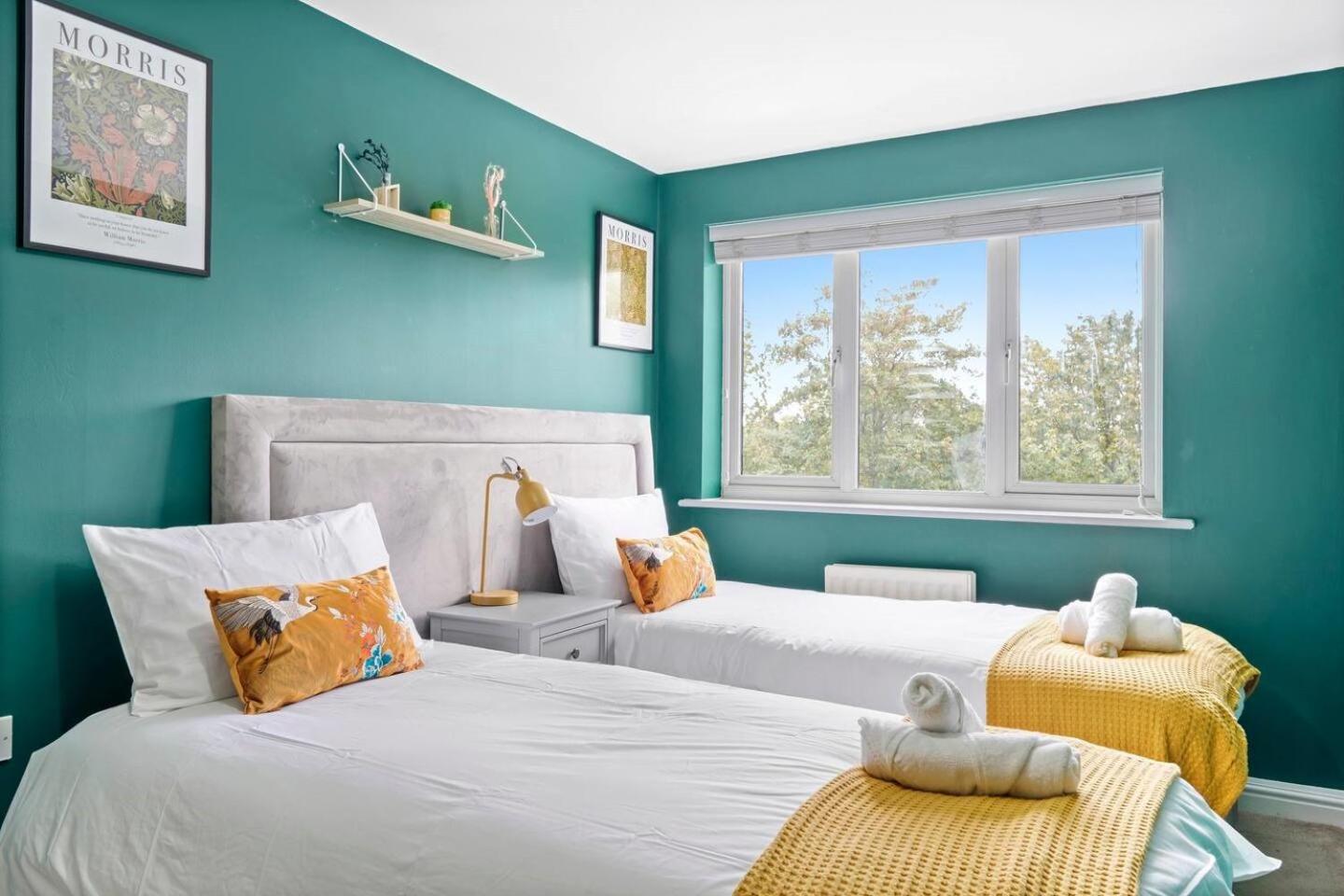 Entire 2 Bedroom Luxury Apartment with Free Parking