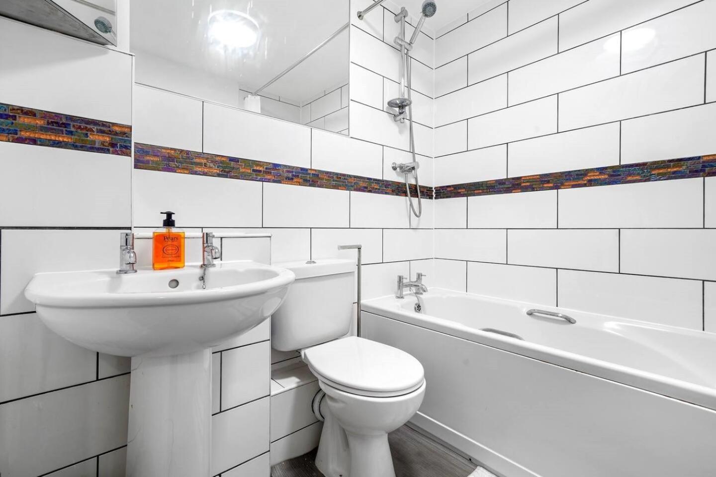 Entire 2 Bedroom Luxury Apartment with Free Parking