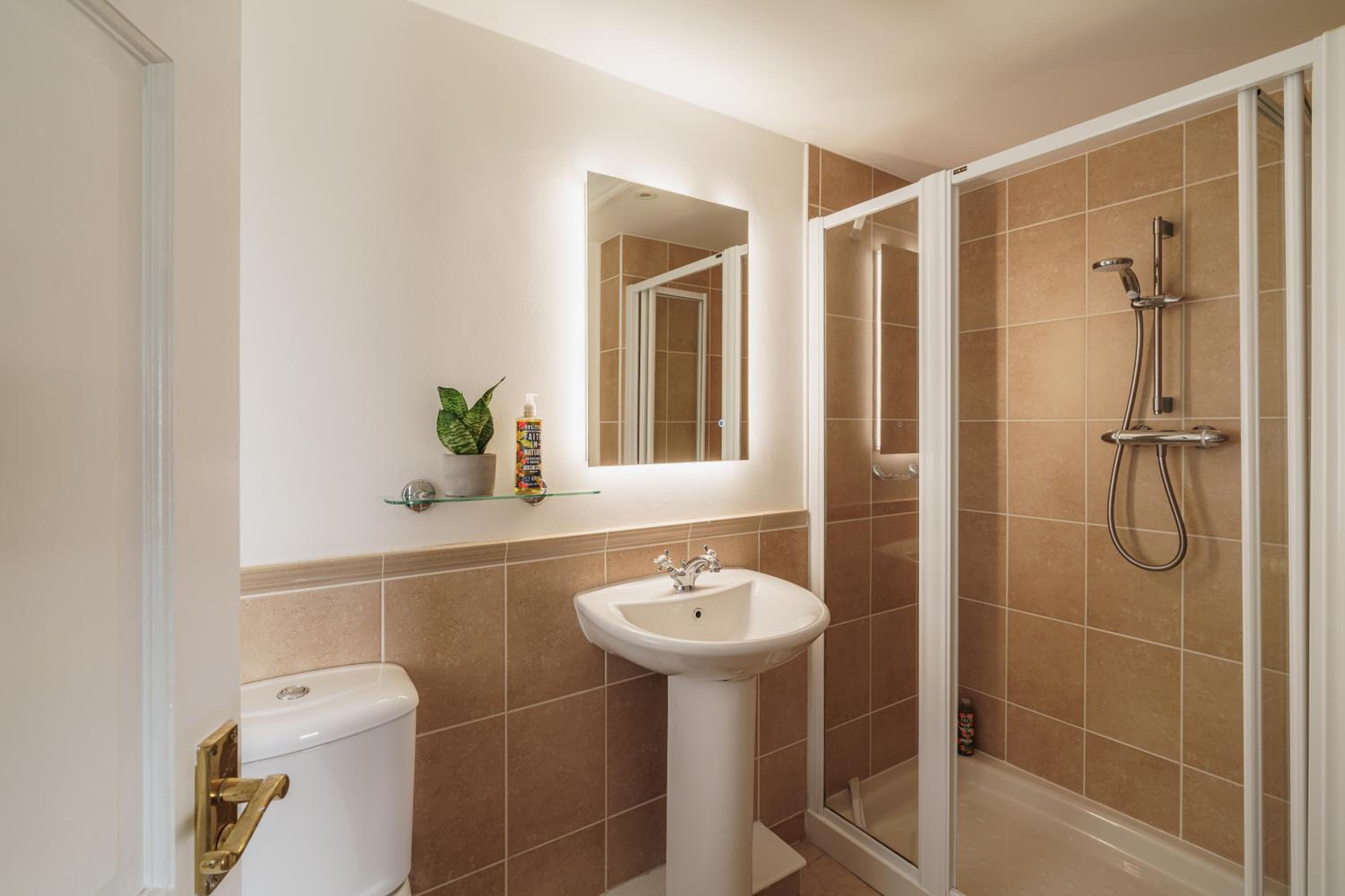Heathmere- lovely views, free parking, pet friendly view 4