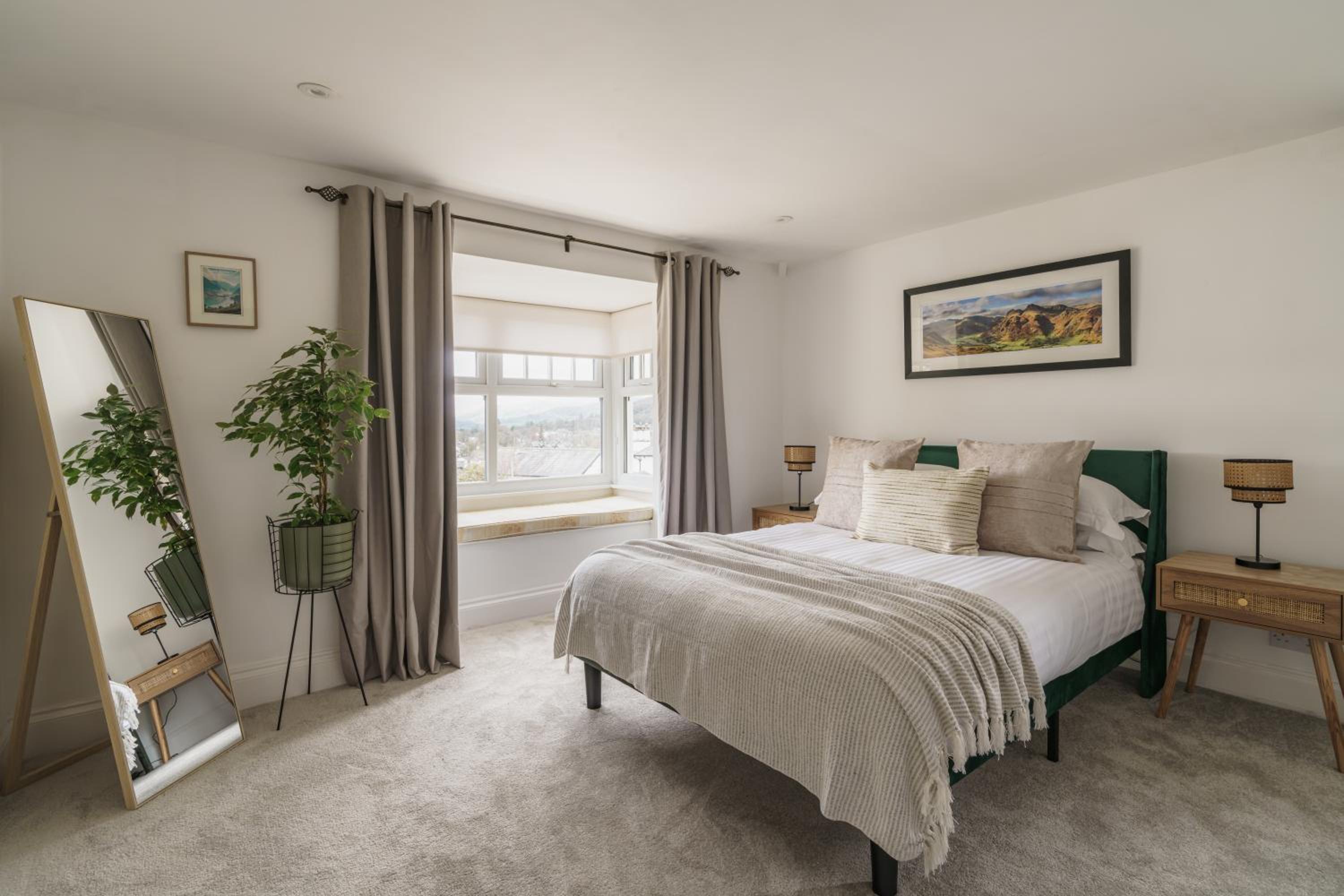 Heathmere- lovely views, free parking, pet friendly view 2