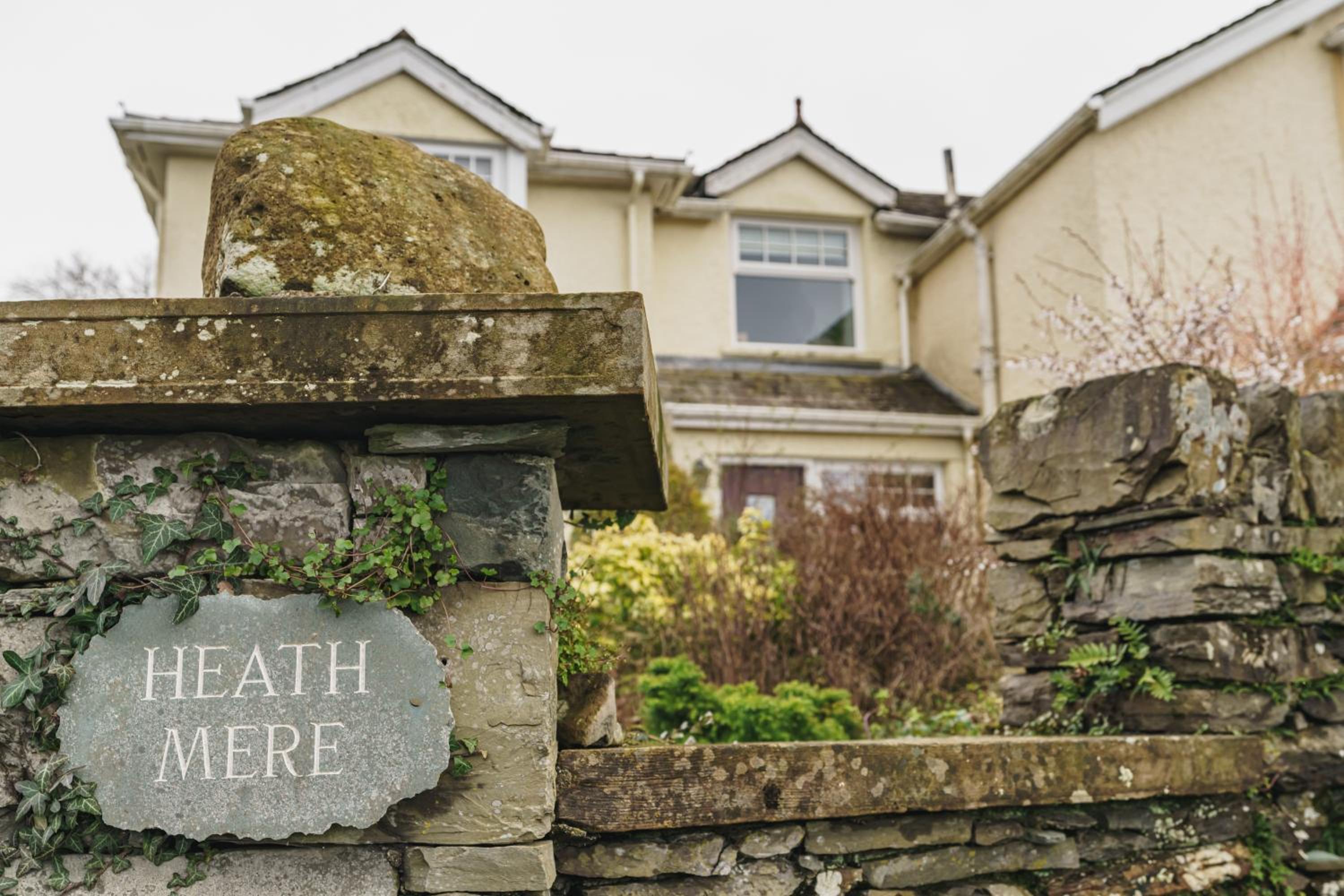 Heathmere- lovely views, free parking, pet friendly view 5