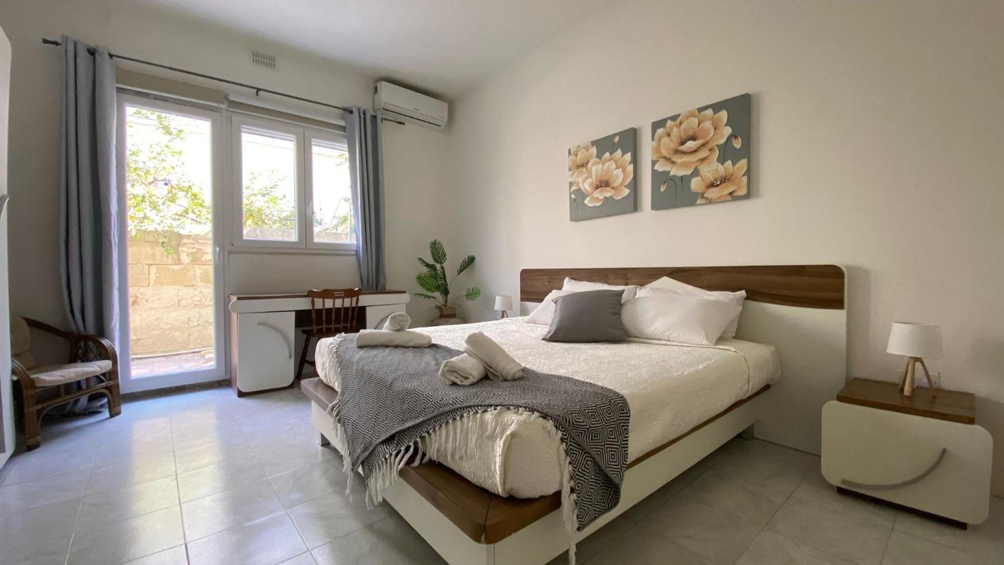 Bright and spacious Double Room, shared bathroom