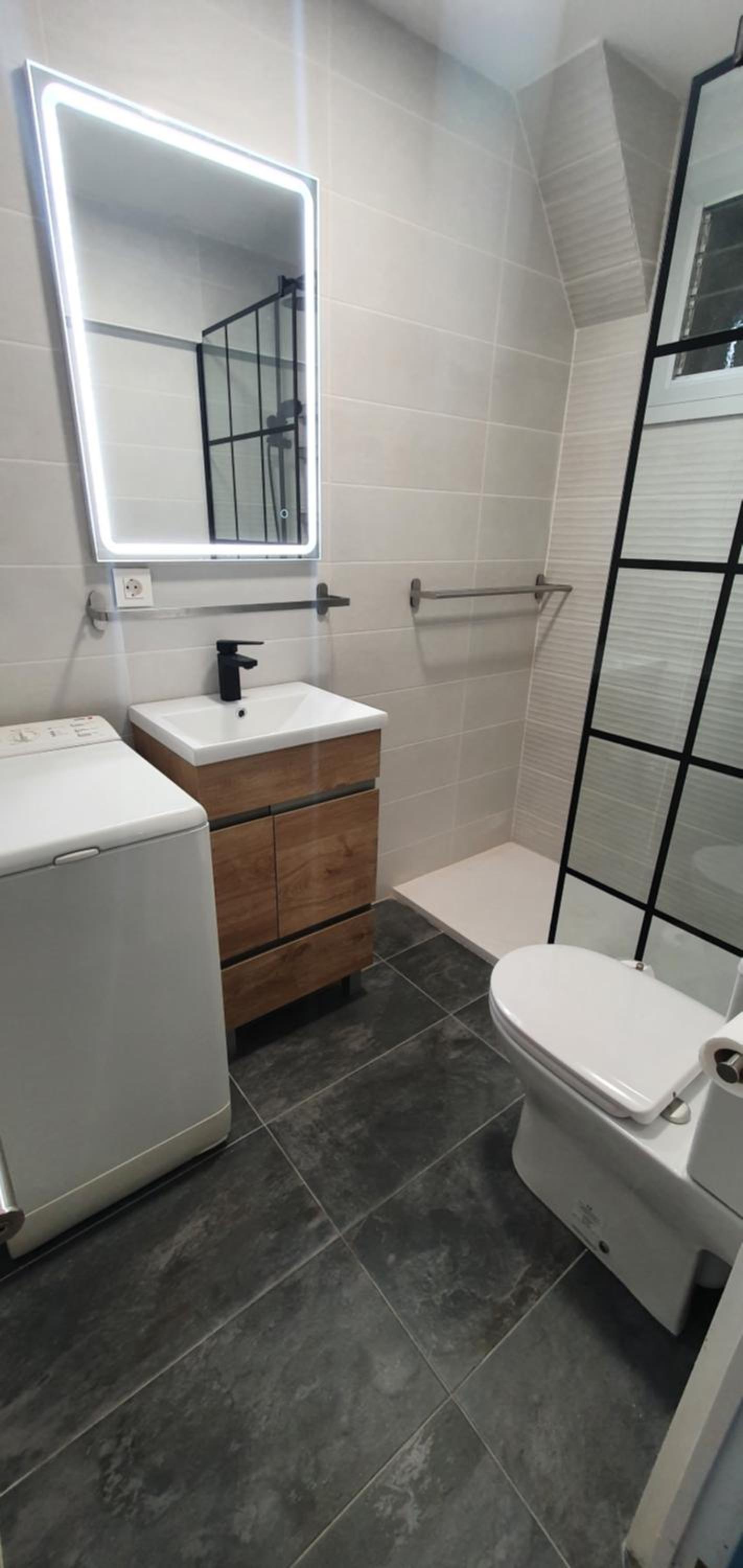Freshly Renovated Cosy Bright and Spacious Apartment