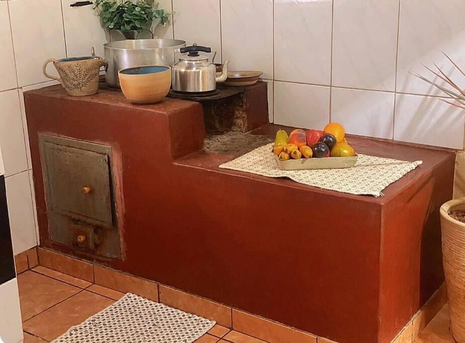 Sítio com piscina cercada por belas paisagens