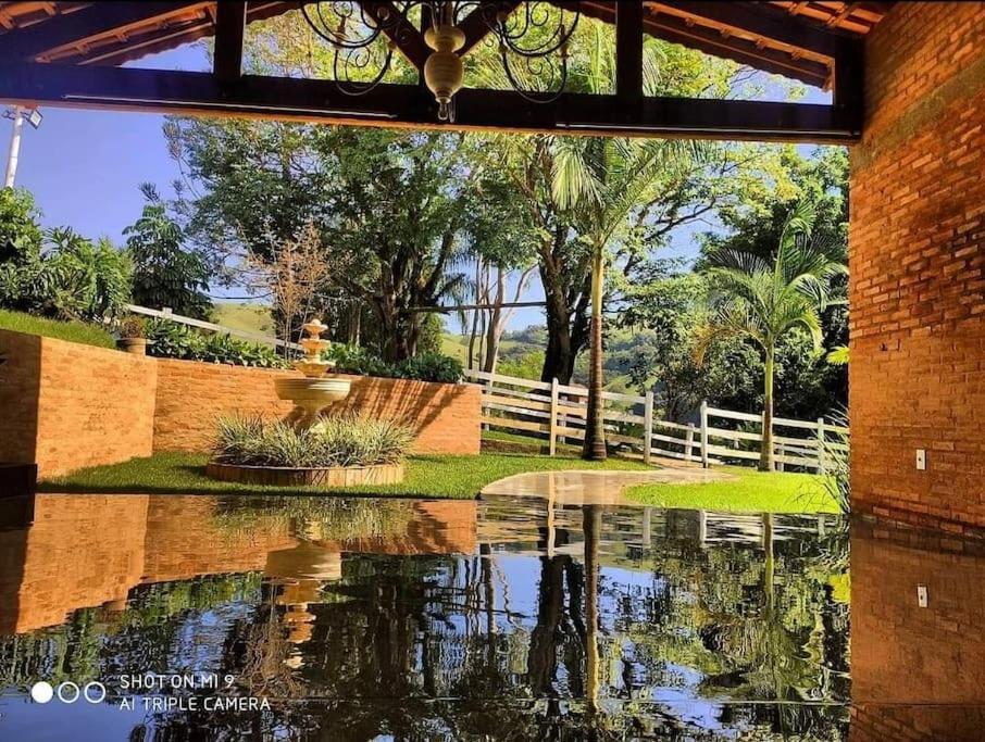 Sítio com piscina cercada por belas paisagens