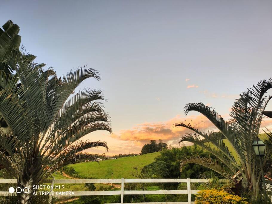 Sítio com piscina cercada por belas paisagens