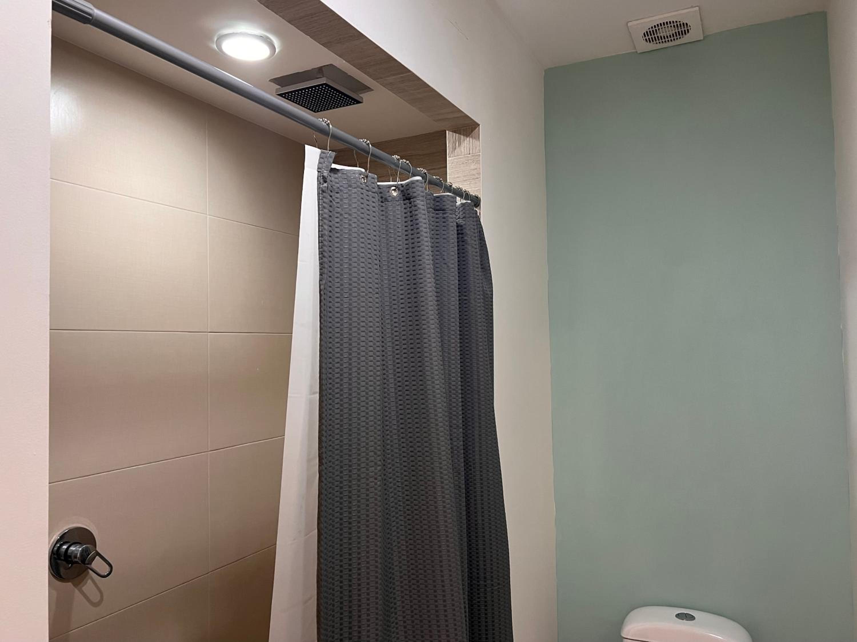 Amplia habitación a 5 minutos del aeropuerto