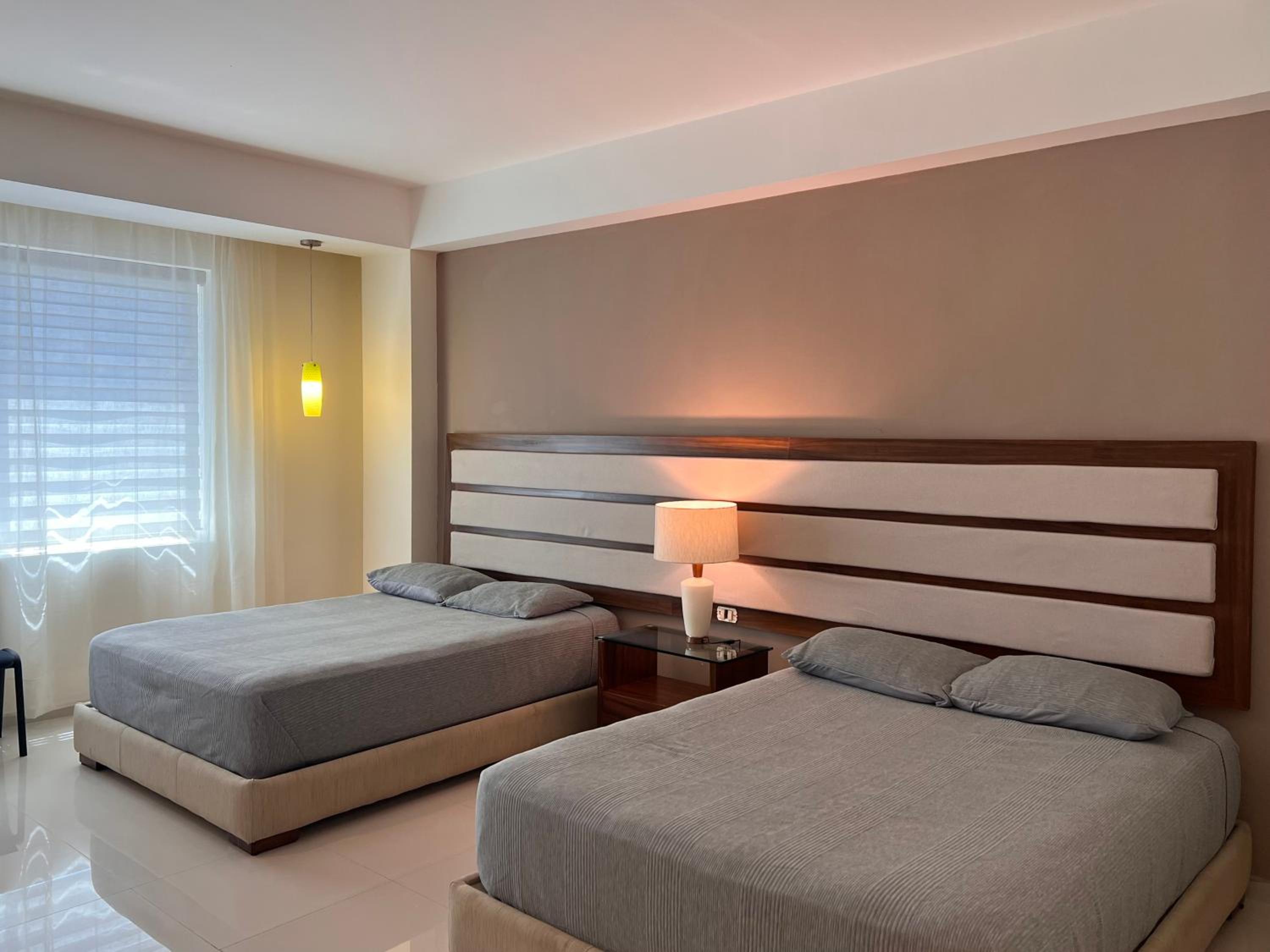 Amplia habitación a 5 minutos del aeropuerto