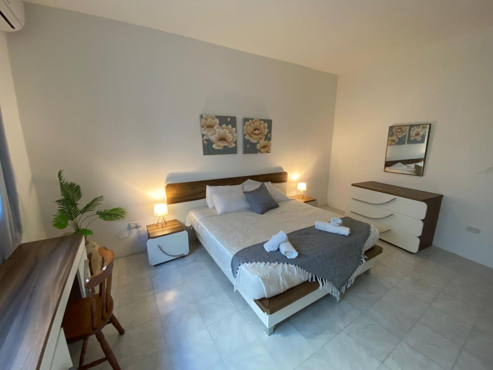 Bright and spacious Double Room, shared bathroom view 3