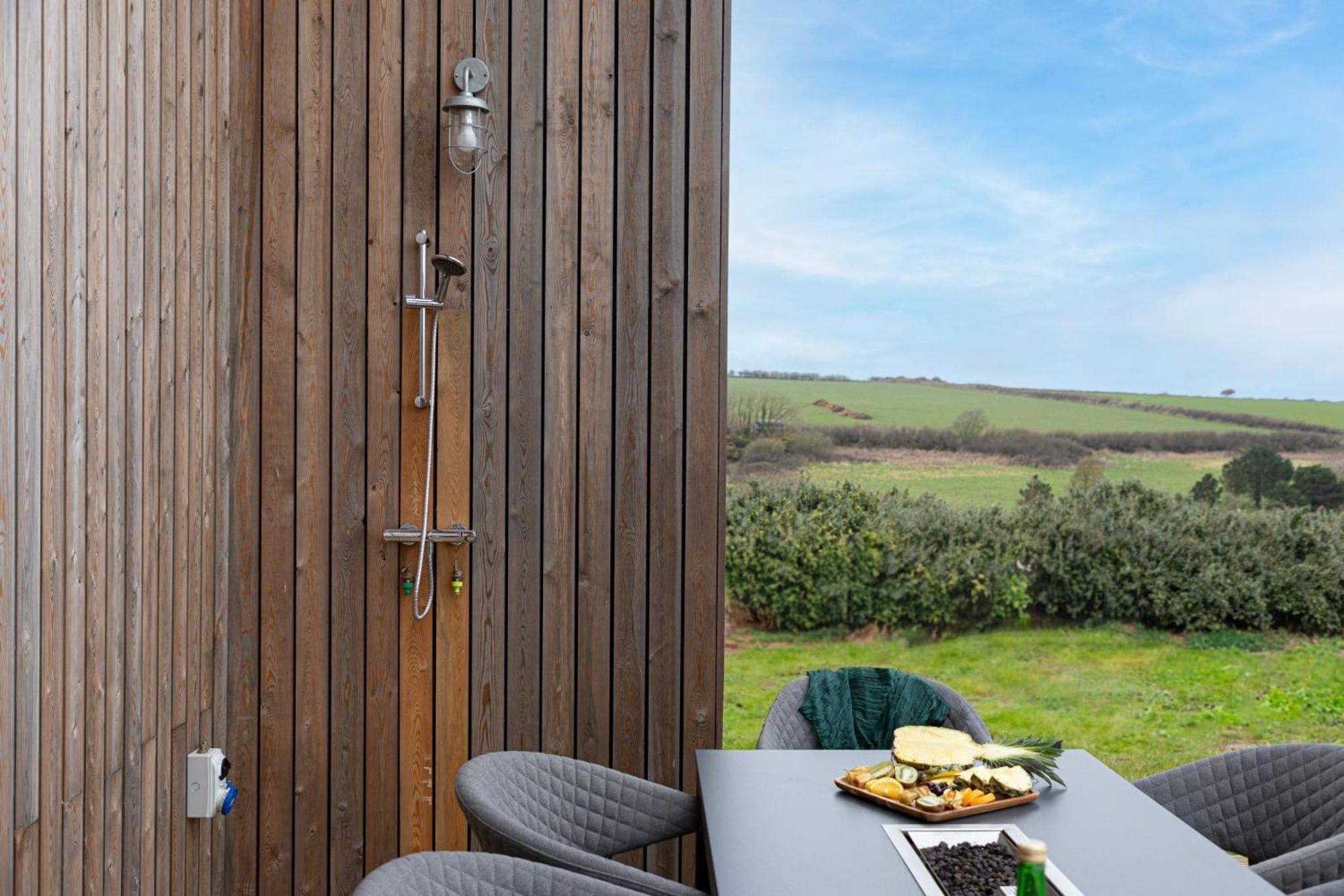 4 The Vista - On-site pool - EV Point view 3