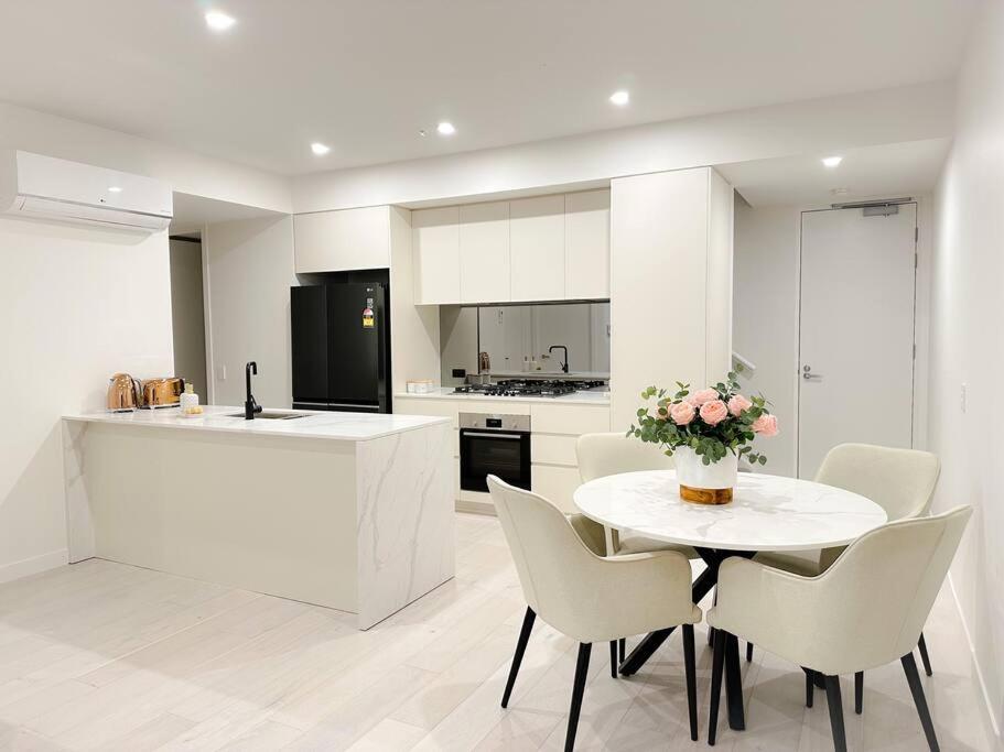 Shine Keysborough High-end Family Home, Netflix, Top Location
