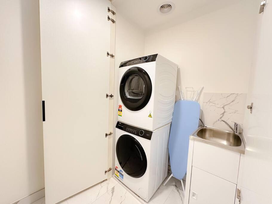 Shine Keysborough High-end Family Home, Netflix, Top Location