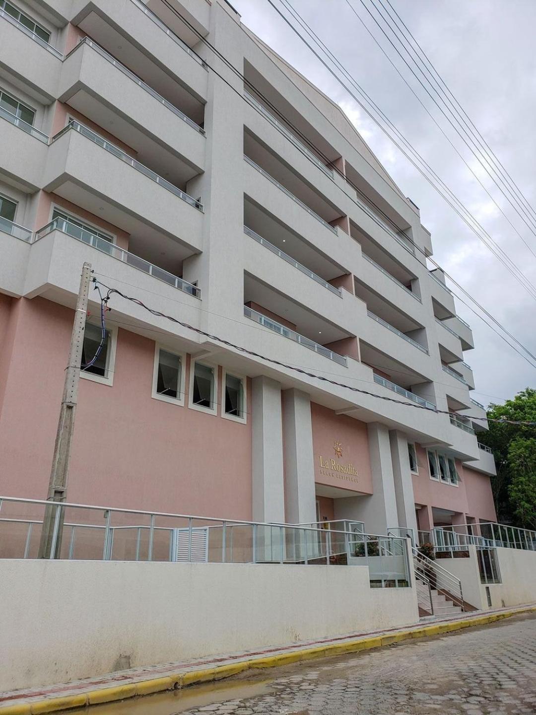 041 - Amplo Apartamento na Praia de Bombas