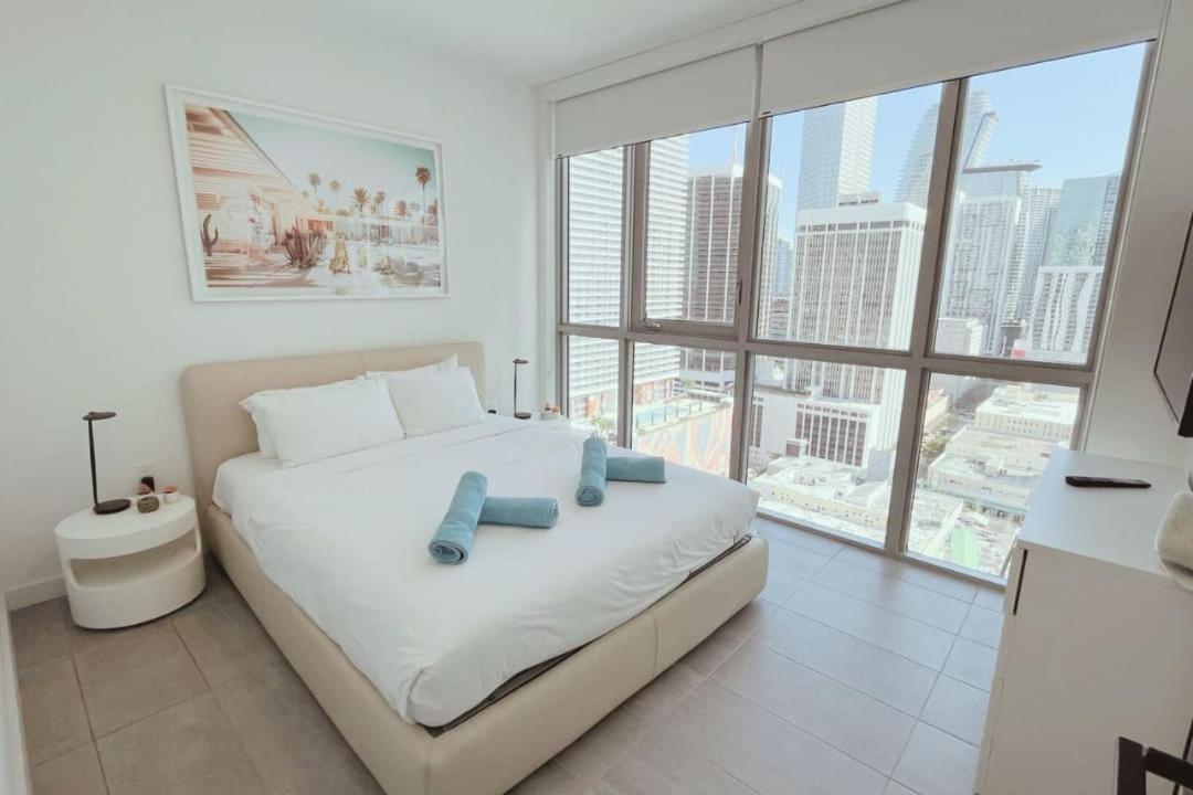 Explore Miami's Heat - Huge 1 bed POOL & GYM