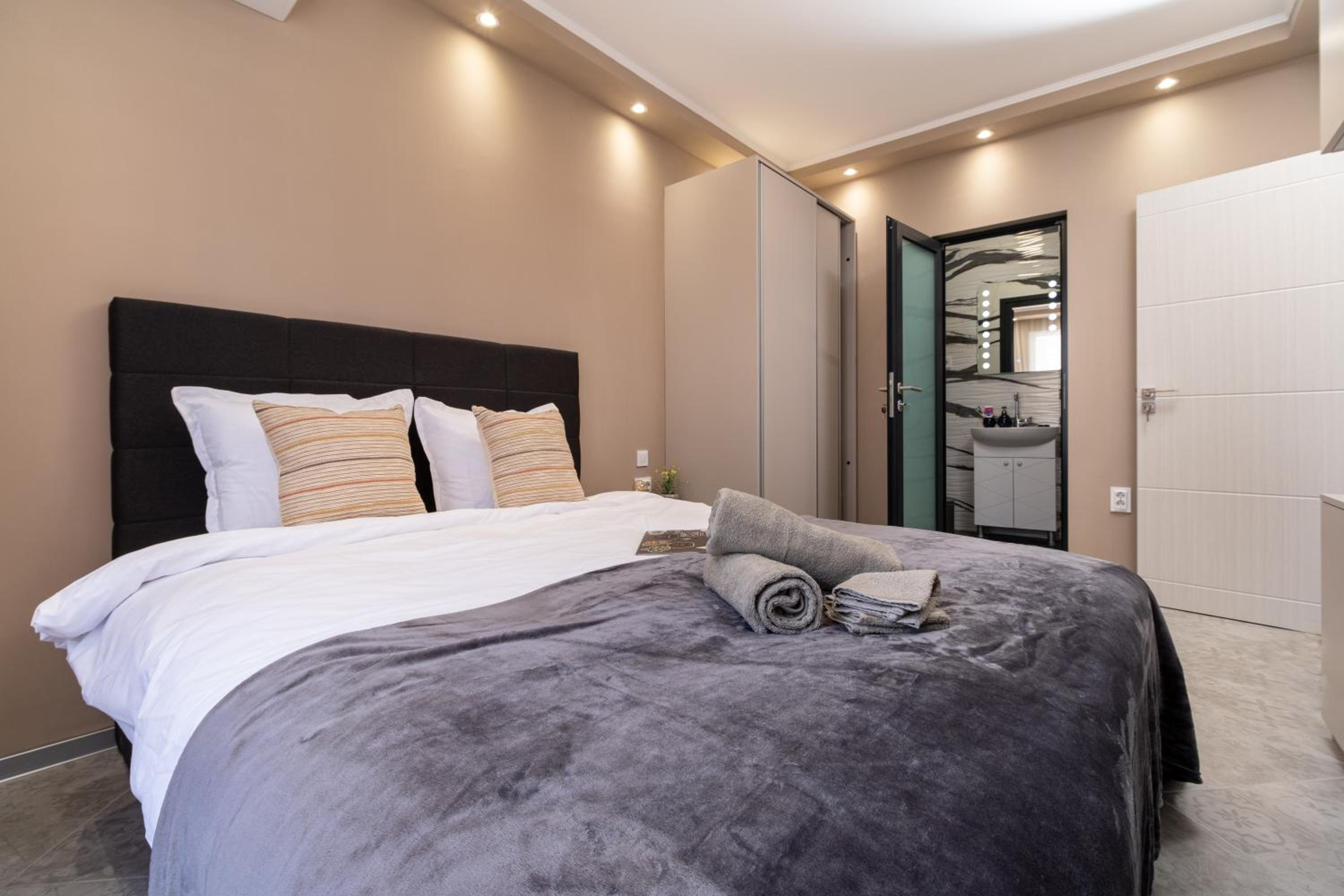 Modern & Elegant City Center Apartments
