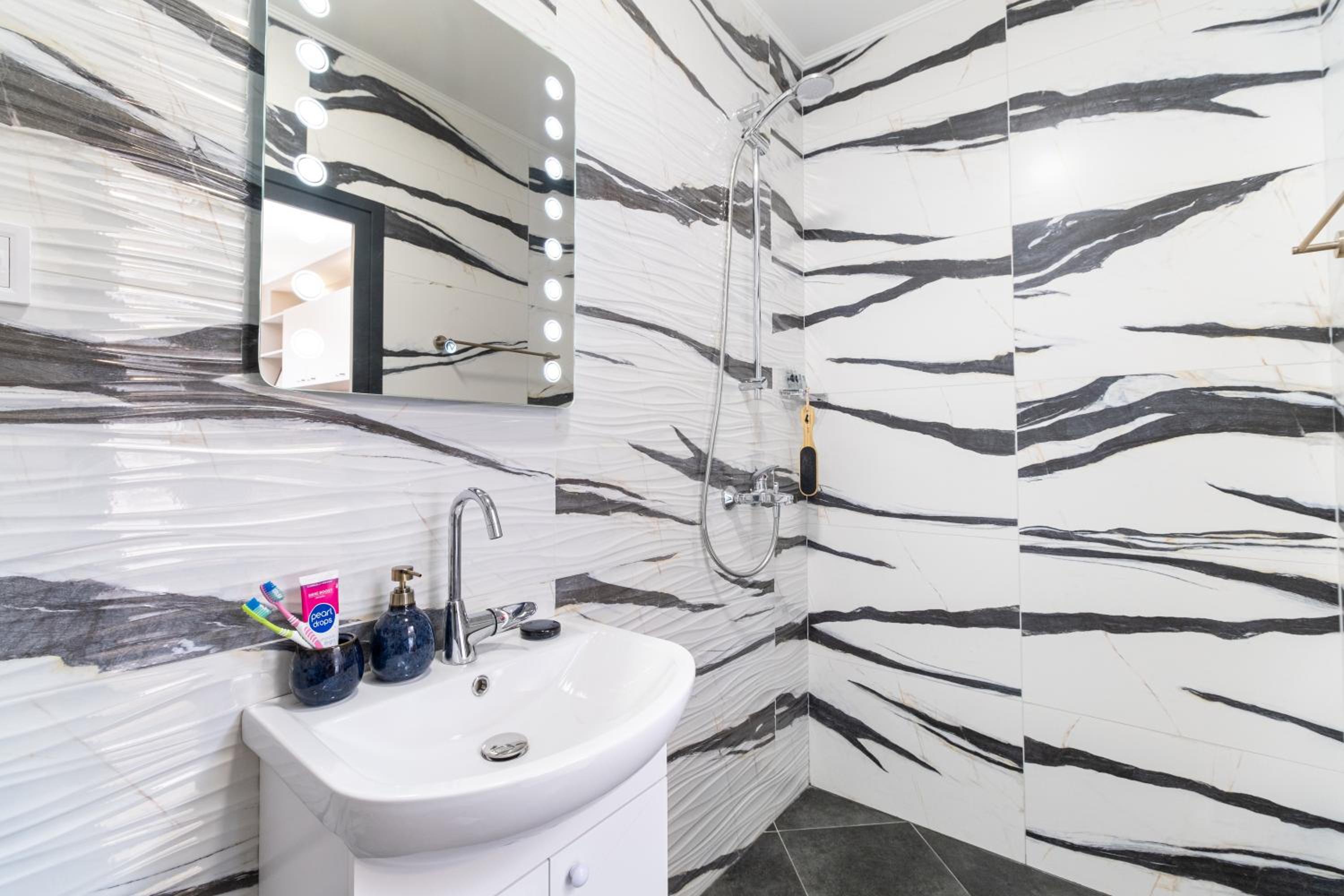 Modern & Elegant City Center Apartments