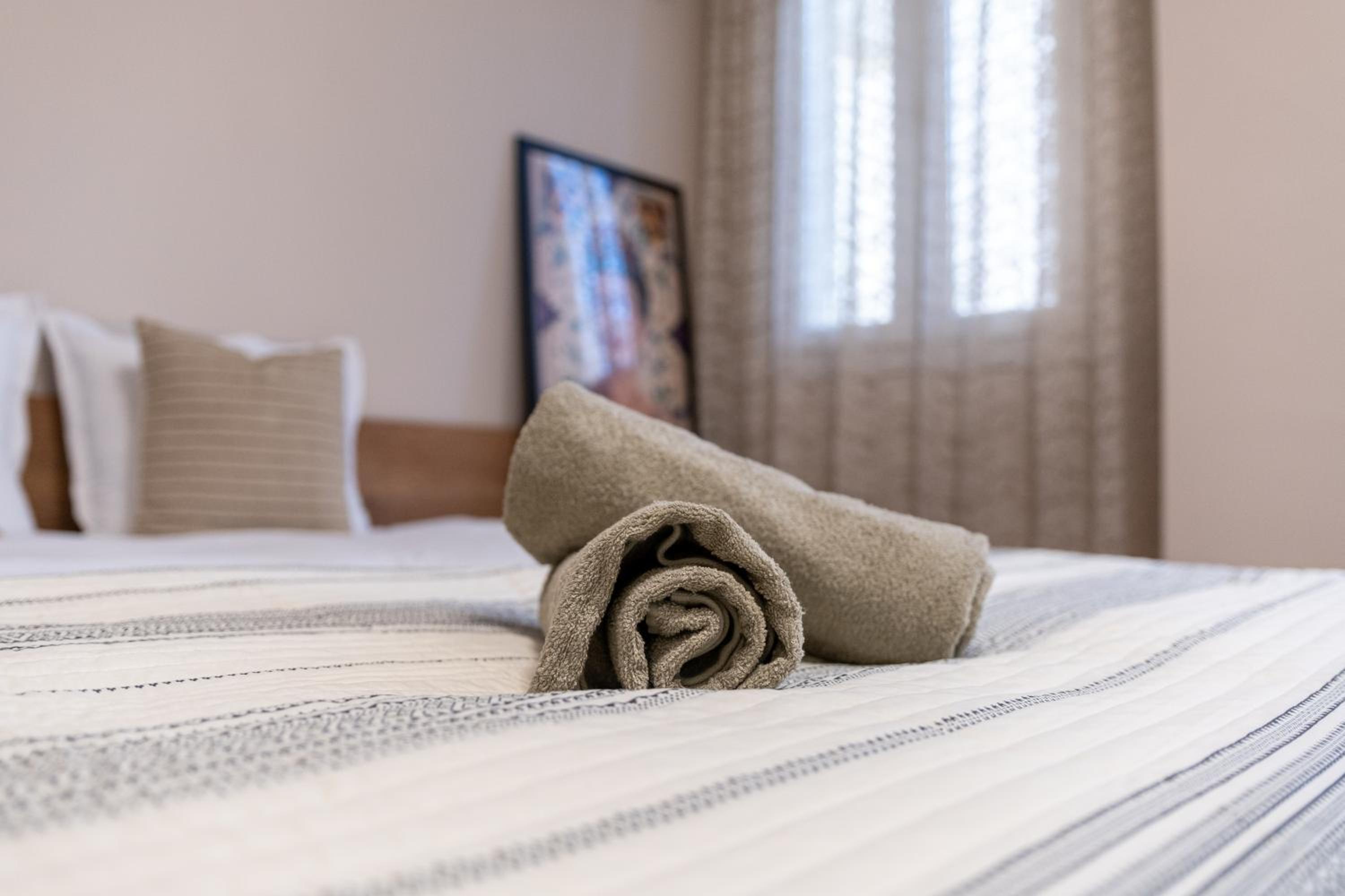 Modern & Elegant City Center Apartments