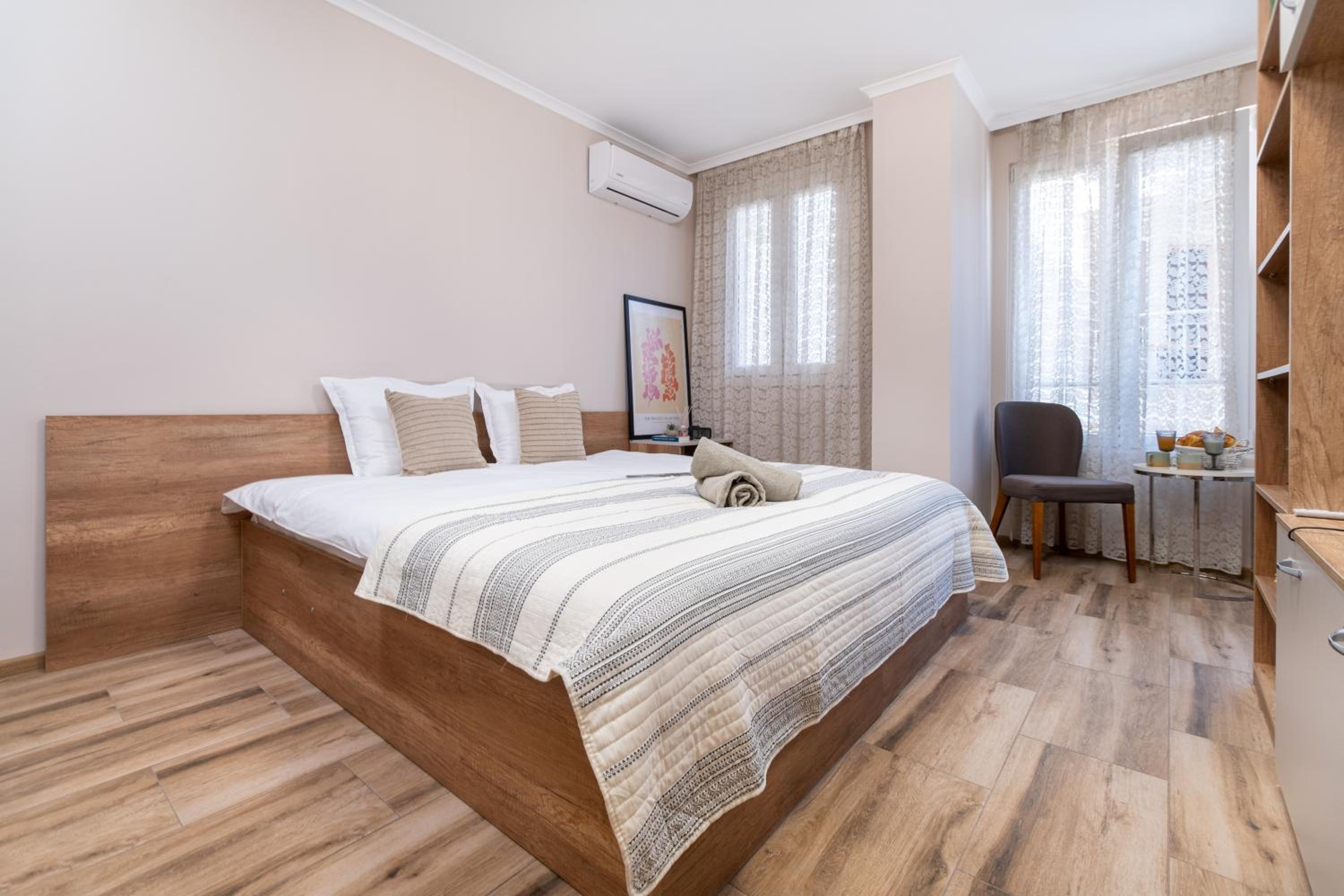 Modern & Elegant City Center Apartments