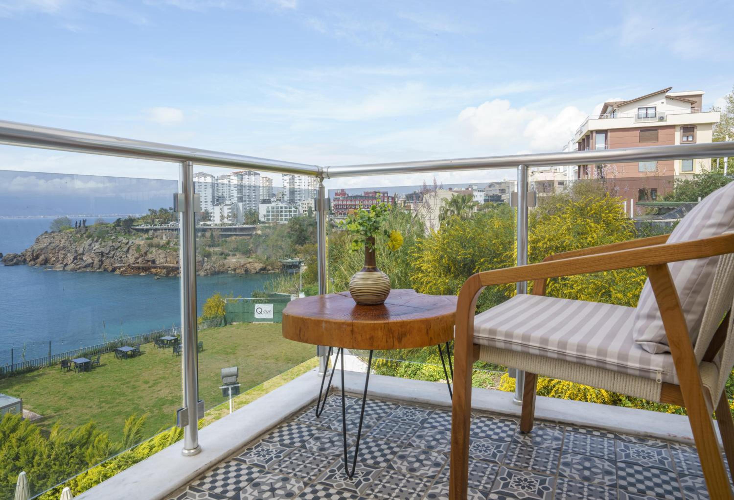 Qinn Otel - Image 12