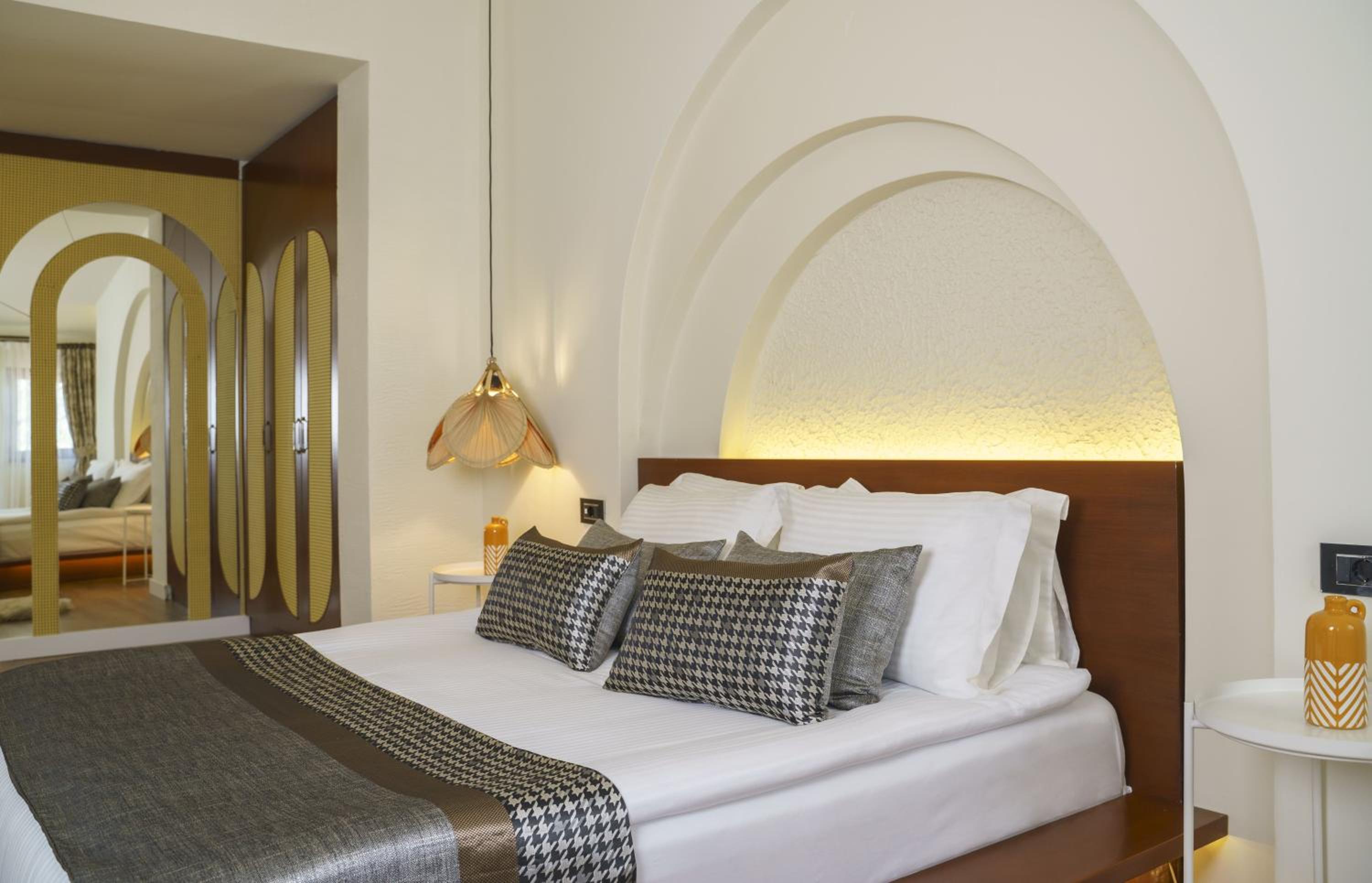 Qinn Otel - Image 54