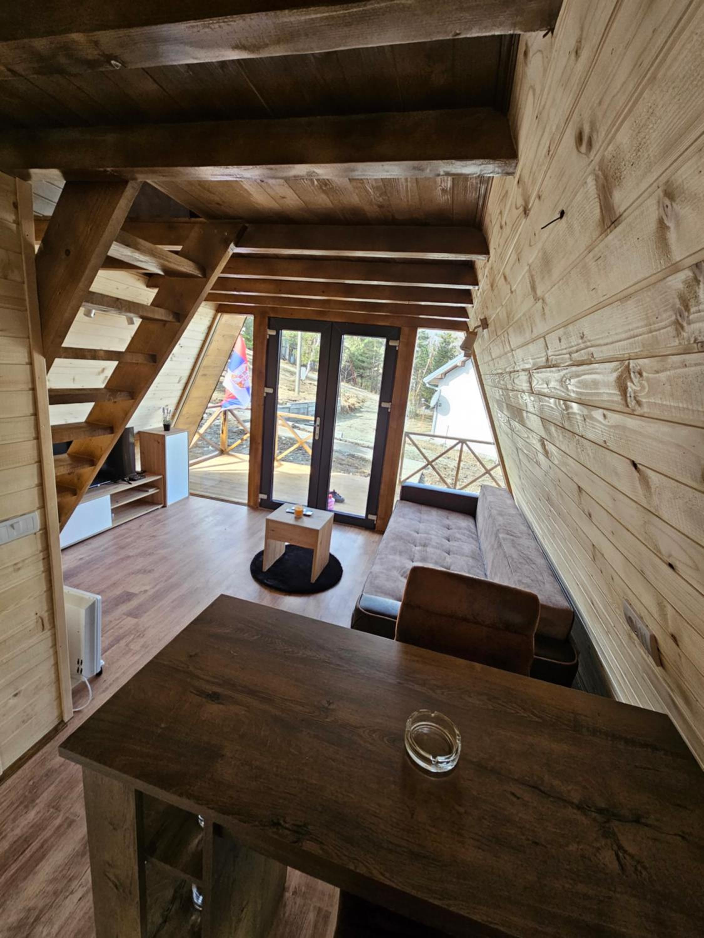 Vikendica L&V home view 4