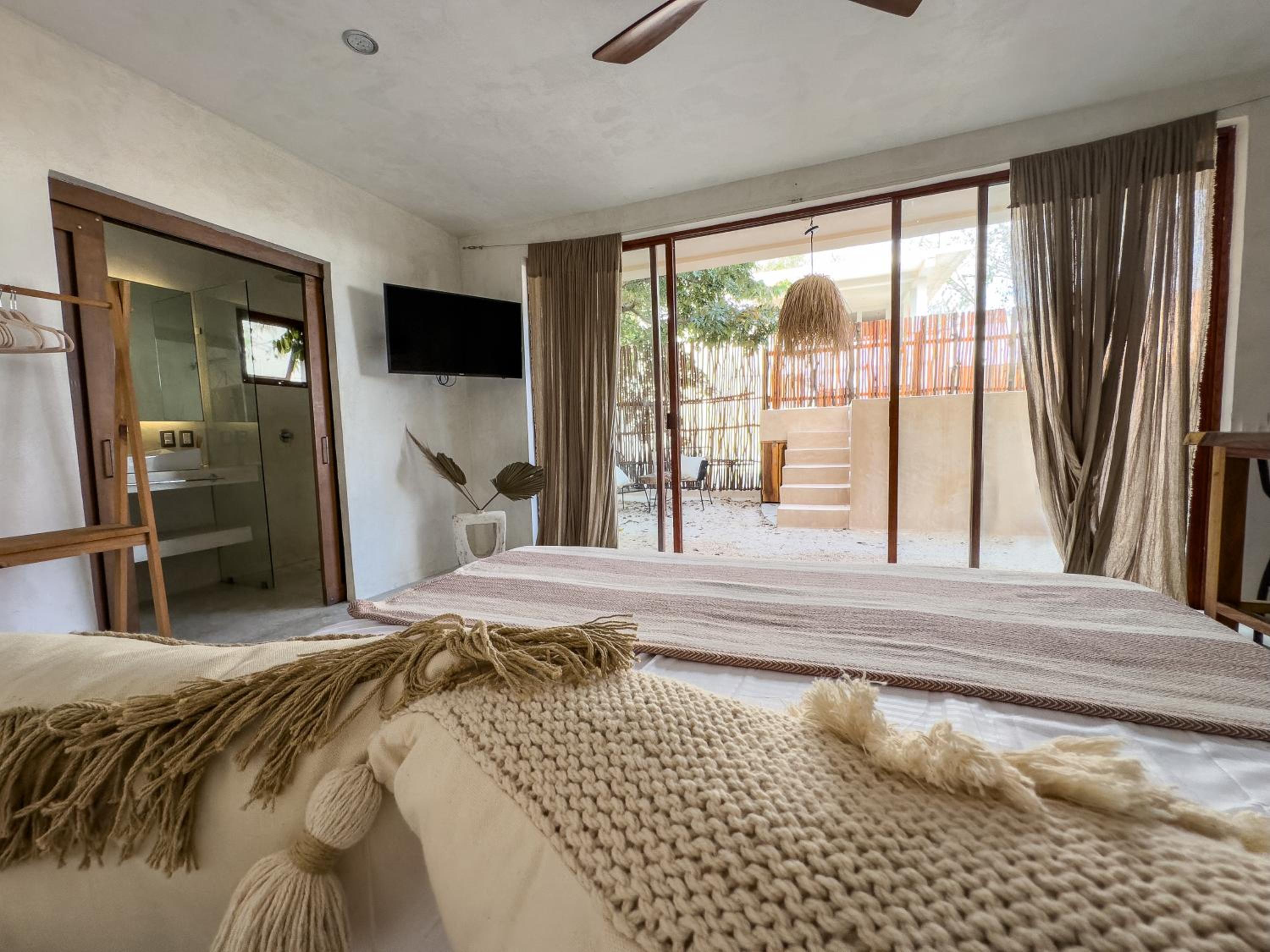 amazing suite looking at the pool with jacuzzi excellent location view 2