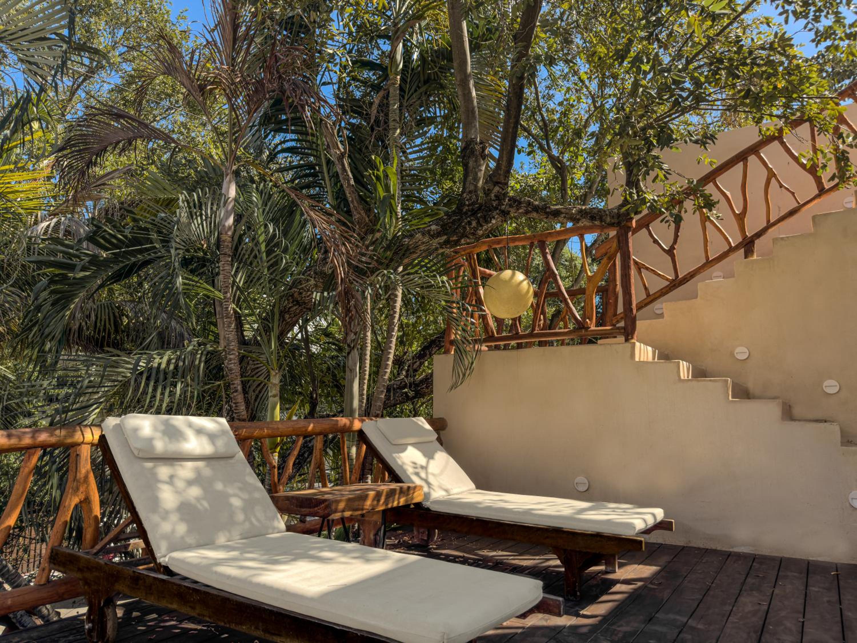 amazing suite looking at the pool with jacuzzi excellent location view 3