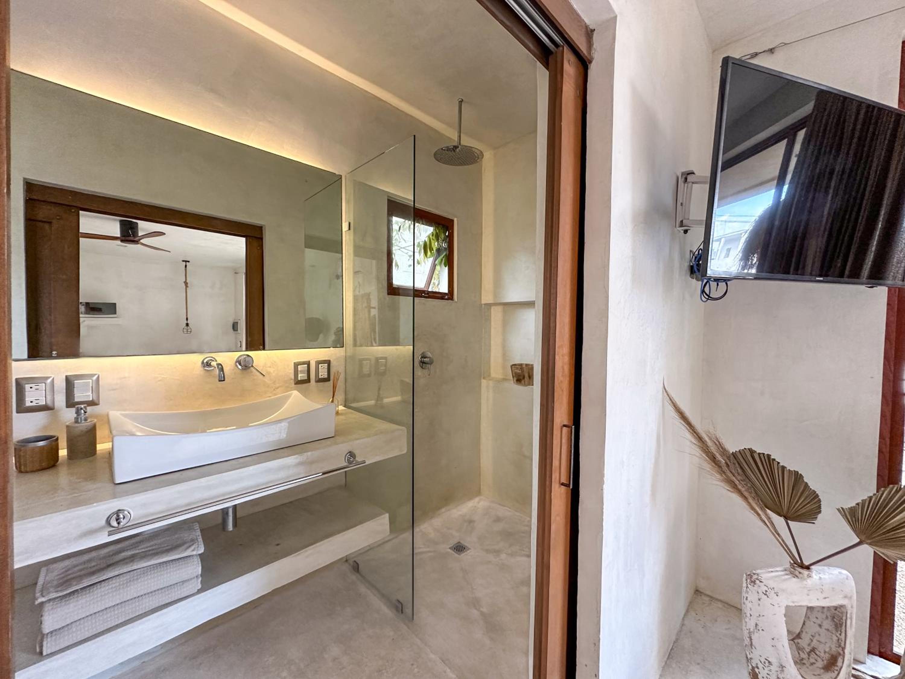 amazing suite looking at the pool with jacuzzi excellent location view 4