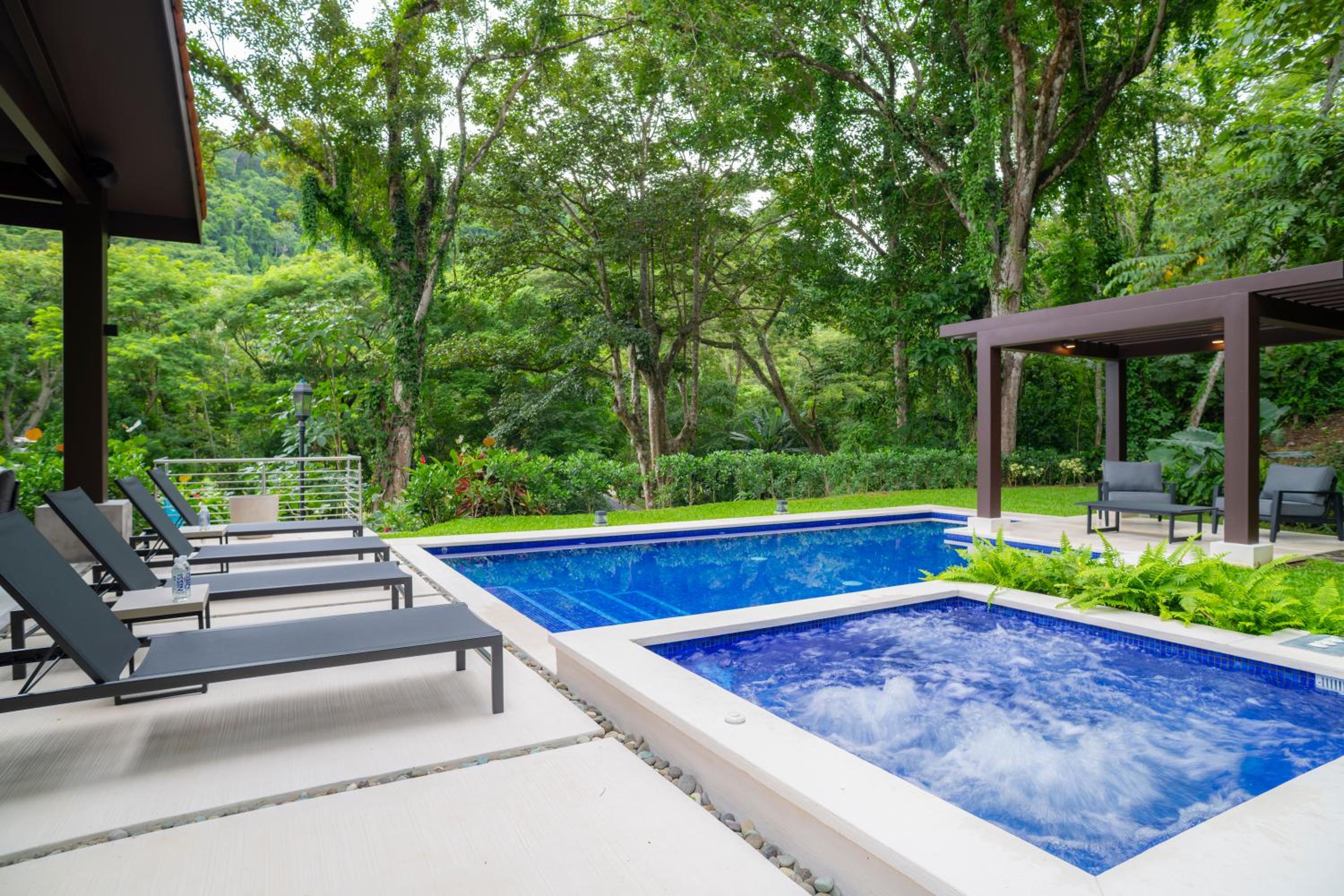 Casa Selva Tica 6 bdr pool golf view in Los Suenos