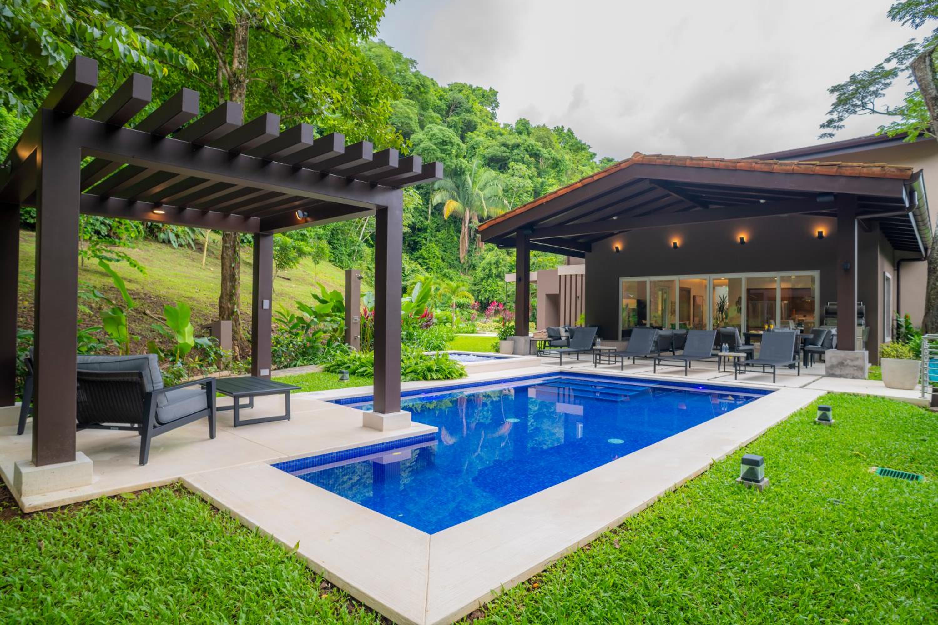 Casa Selva Tica 6 bdr pool golf view in Los Suenos